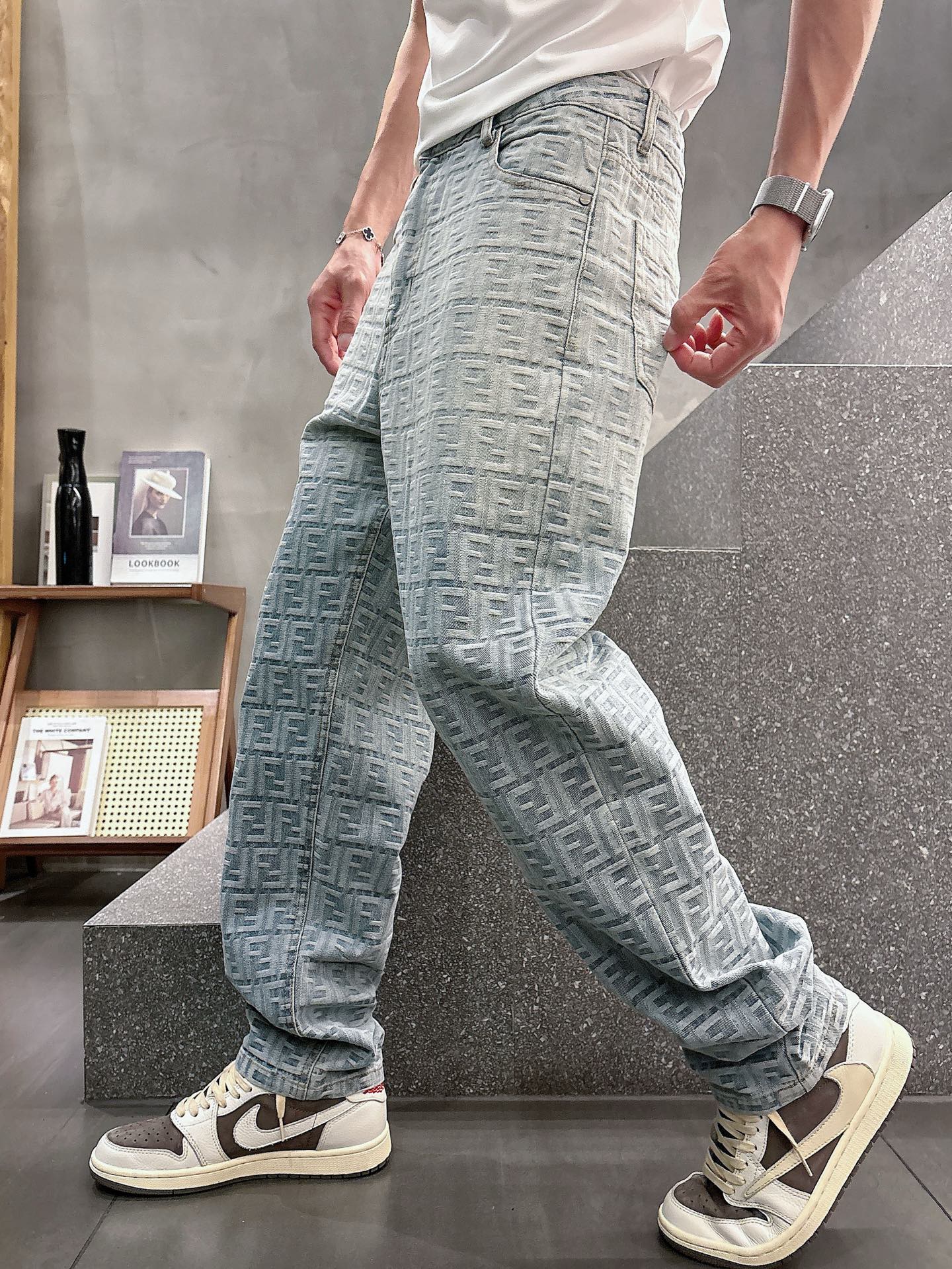 NO:565260,Fendi's 2025 new products, original jeans, made by original heavy industry, brand classic LOGO design, complete with three standards!  Original hardware accessories. Customized denim fabrics at the counter, completely matched to the counter. You are welcome to try it on at the counter before buying. Don’t be afraid of comparing good products. Size 30-36 (35), fendi, jeans, alexander wang19860909芬迪2025新品,原单牛仔裤 原版重工打造,品牌经典LOGO设计,三标齐全！原版五金辅料.专柜定制牛仔面料,完全对版专柜,欢迎专柜试穿后再购买,好货不怕比.码数30-36（35）,,fendi,jeans,alexander wang,Men's clothing