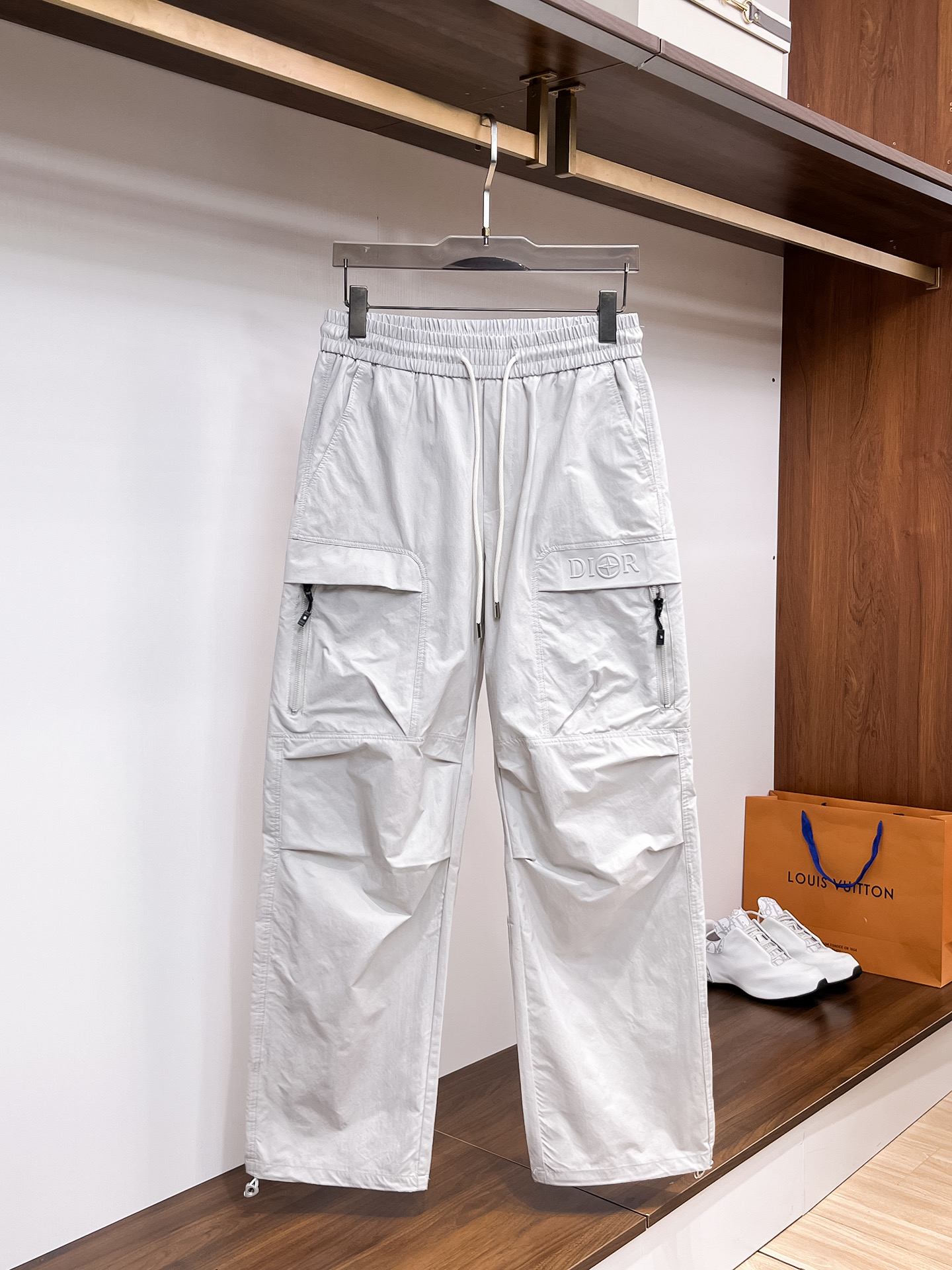 NO:514872,Dior Top Products New 2025 Spring and Summer Leisure Pants!  The official website is released simultaneously. The brand's classic LOGO casual pants, customized fabric, excellent comfort and strong hand touch. Very high recognition and perfect quality craftsmanship. Size M-3XL, dior, alexander wang19860909迪奥 顶级货品 2025春夏新款休闲裤！官网同步发售.品牌经典LOGO休闲裤 ,定制面料,舒适度极好,手触感强烈.辨识度极高,完美品相工艺. 尺码M-3XL,,dior,alexander wang,Men's clothing