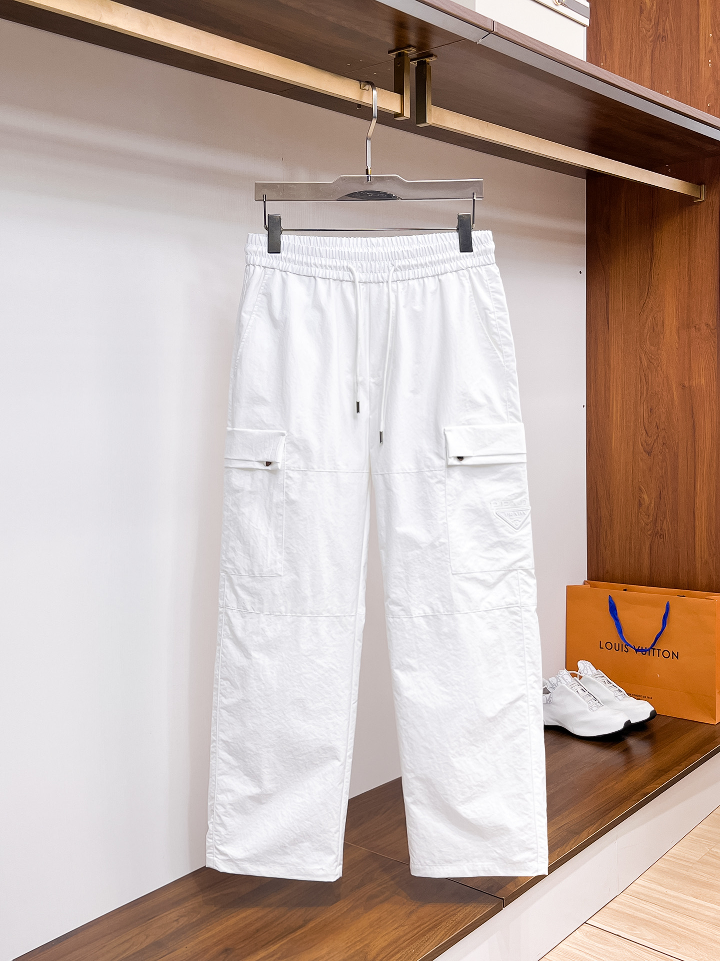 NO:514878,Prada Top Products New Spring and Summer 2025 Leisure Pants!  The official website is released simultaneously. The brand's classic LOGO casual pants, customized fabric, excellent comfort, strong hand touch. Extremely recognizable, perfect quality craftsmanship. Size M-3XL, prada, alexander wang19860909普拉达 顶级货品 2025春夏新款休闲裤！官网同步发售.品牌经典LOGO休闲裤 ,定制面料,舒适度极好,手触感强烈.辨识度极高,完美品相工艺. 尺码M-3XL,,prada,alexander wang,Men's clothing