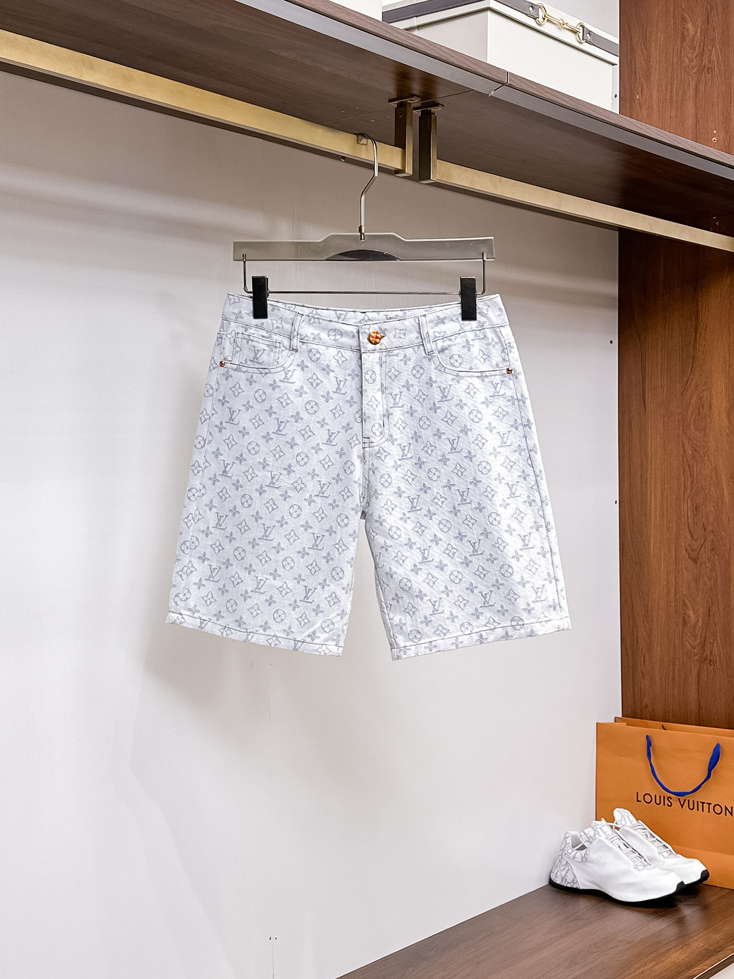 LV   🆕2025新品，原单牛仔短裤 原版重工打造，品牌经典LOG...