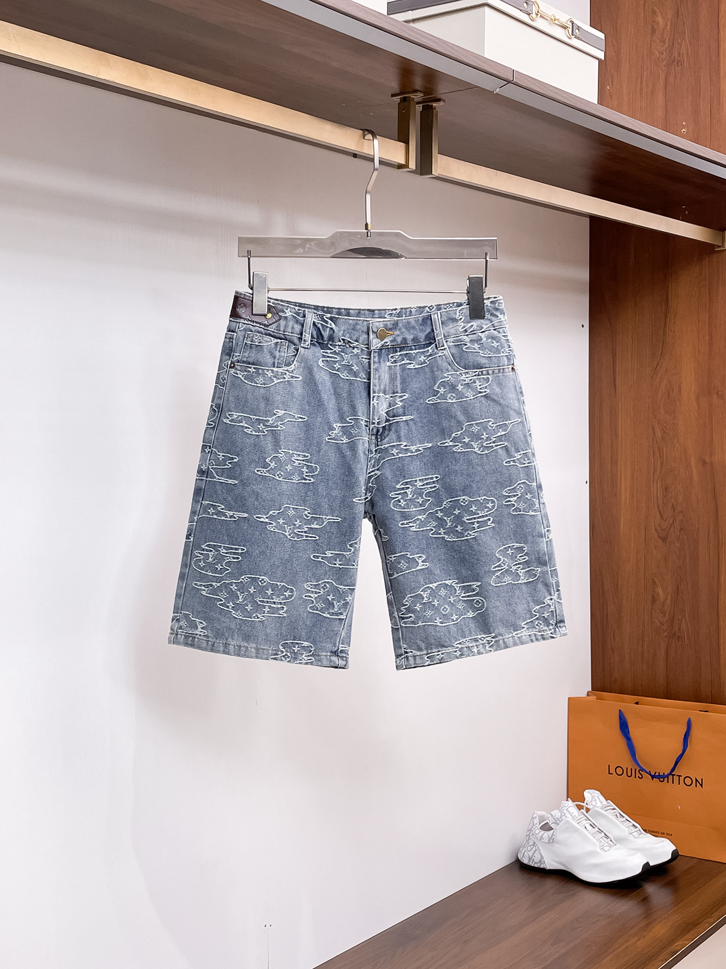LV   🆕2025新品，原单牛仔短裤 原版重工打造，品牌经典LOG...