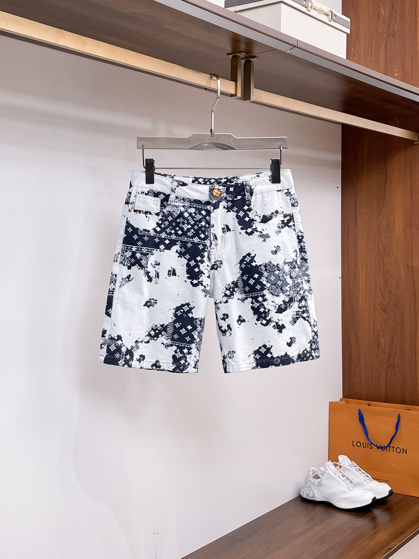 LV   🆕2025新品，原单牛仔短裤 原版重工打造，品牌经典LOG...