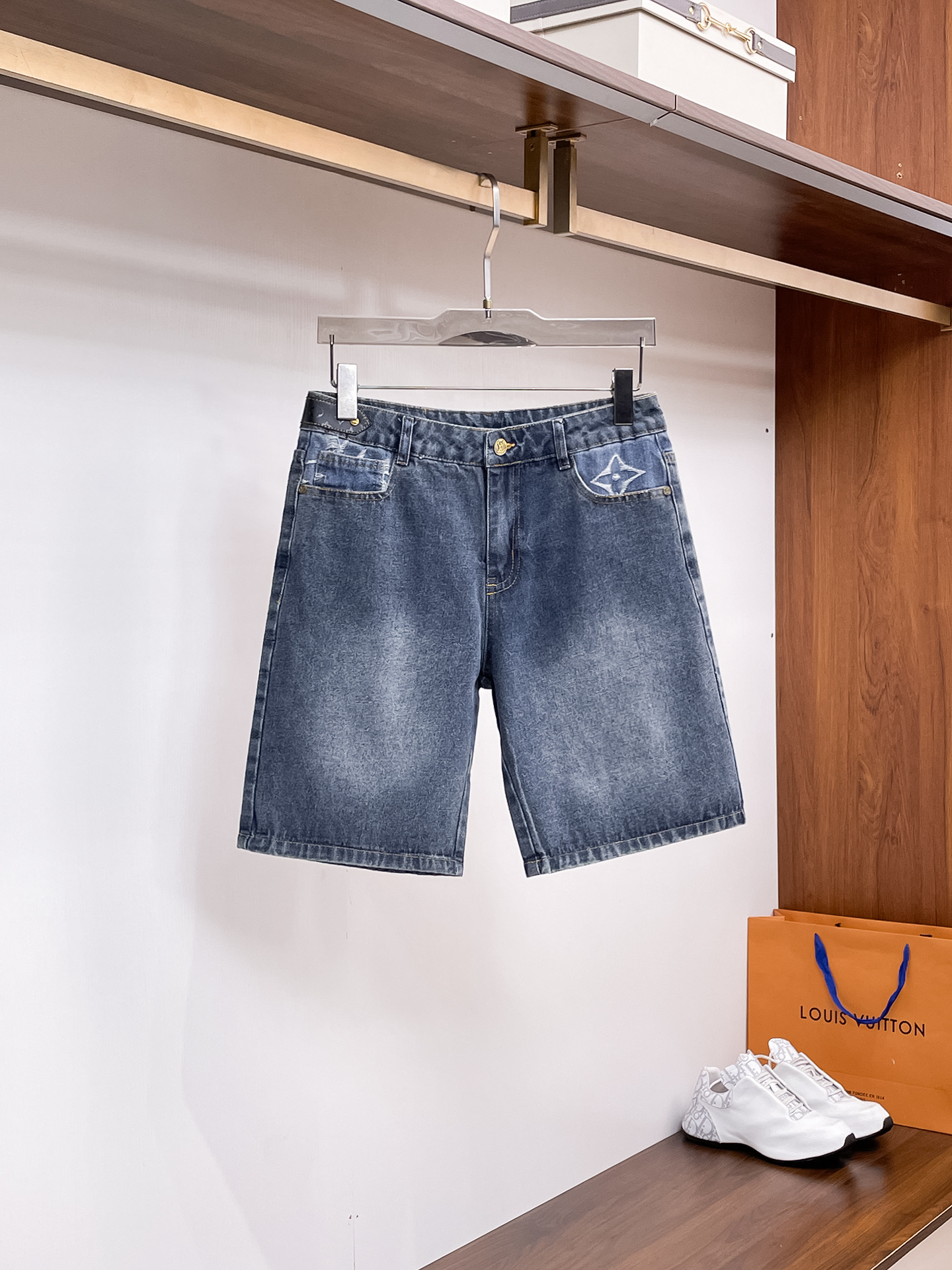 LV   🆕2025新品，原单牛仔短裤 原版重工打造，品牌经典LOG...