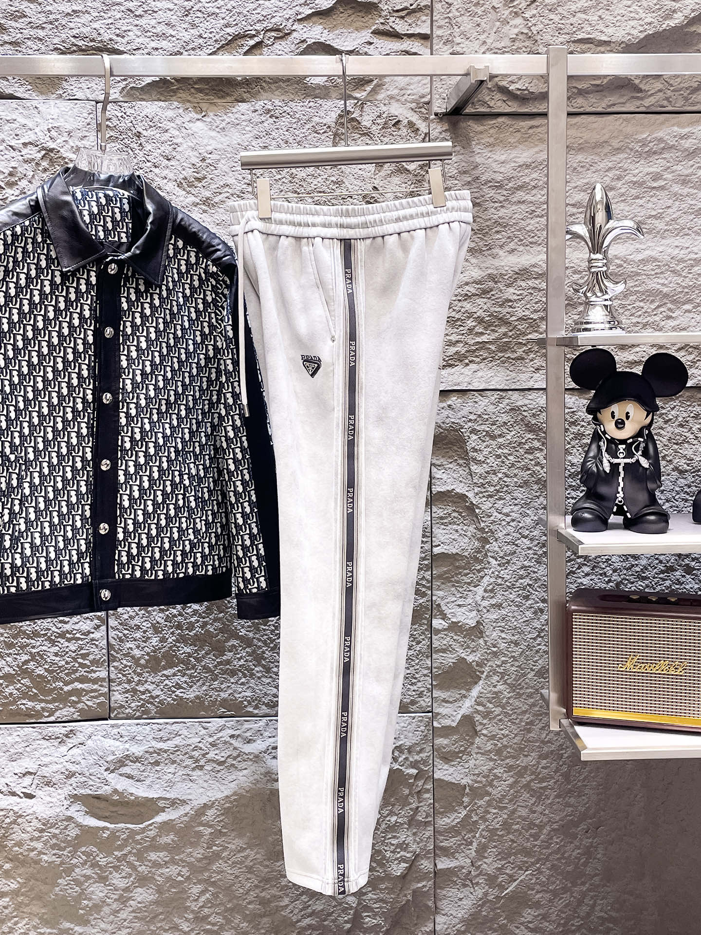 NO:731988,Prada's top product 2025 autumn and winter new casual pants!  On sale simultaneously on the official website. The brand's classic LOGO casual pants, customized fabrics, extremely comfortable, strong touch. Highly recognizable, perfect appearance and craftsmanship. Sizes M-3XL,, prada,19860909普拉达顶级货品 2025秋冬新款休闲裤！官网同步发售.品牌经典LOGO休闲裤 ,定制面料,舒适度极好,手触感强烈.辨识度极高,完美品相工艺. 尺码M-3XL,,prada,,Men's clothing