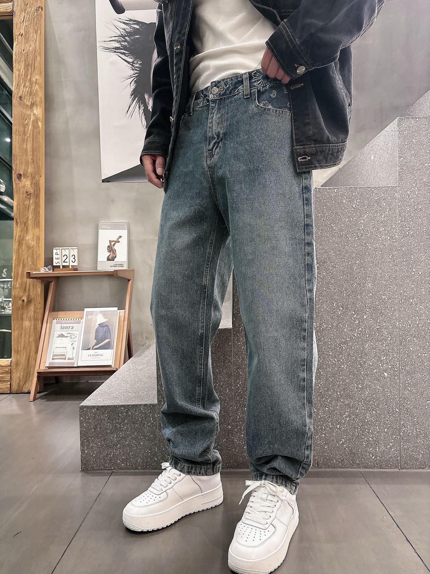 NO:565250,Croxin 2025 autumn and winter new products, original jeans, original heavy workmanship, brand classic LOGO design, complete with three standards!  Original hardware accessories. Customized denim fabrics at the counter, completely matched to the counter. You are welcome to try it on at the counter before buying. Don’t be afraid of comparing good products. Size 30-36 (35), hearts, chrome, jeans, alexander wang19860909克罗心2025秋冬新品,原单牛仔裤 原版重工打造,品牌经典LOGO设计,三标齐全！原版五金辅料.专柜定制牛仔面料,完全对版专柜,欢迎专柜试穿后再购买,好货不怕比.码数30-36（35）,,chrome hearts,jeans,alexander wang,Men's clothing