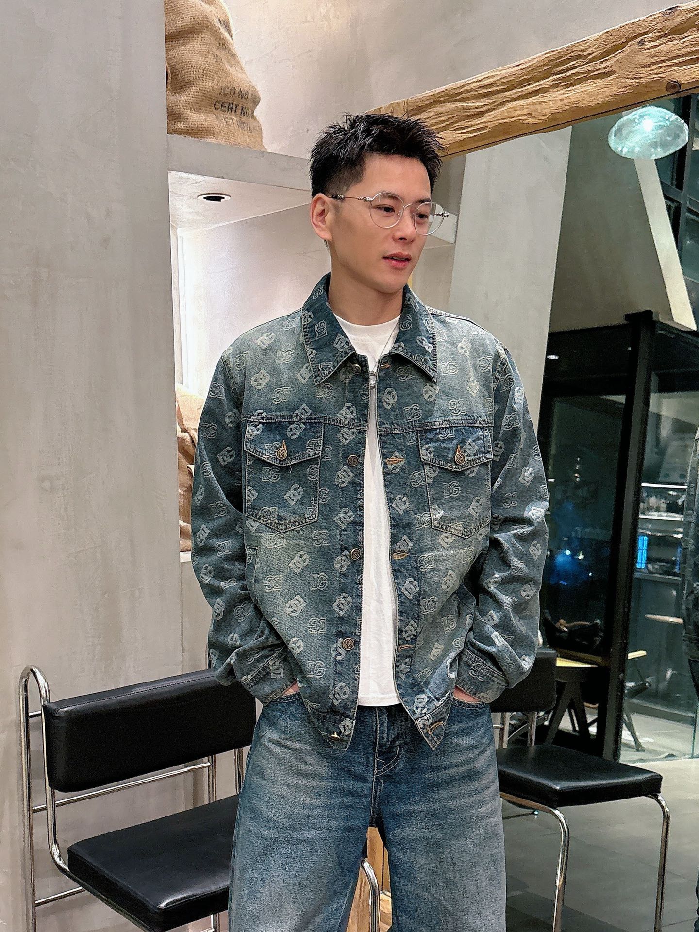 NO:572802,DG top quality!  Autumn and winter official website counters are available at the same time, original orders, super stylish, customized original washed denim fabrics, unique design, top-notch embroidered burnt-flower letter pattern logo, original hardware accessories decoration, an extremely outstanding denim jacket, the materials and craftsmanship are extremely luxurious and exquisite, extremely high-grade, handsome and stylish upper body, recommended, counter size M-XXXL,, jackets & coats, jackets & coats, alexander wang19860909DG顶级品质！秋冬官网专柜同步有售,原单狠货,超级有范儿,定制原版水洗牛仔面料,独特设计,顶级刺绣烧花工艺字母图案logo,原版五金辅料装饰,极为翘楚的一款牛仔夹克外套,用料与工艺都极致奢华精湛,档次极高,上身帅气有型,推荐,专柜尺码M-XXXL,,jackets & coats,jackets & coats,alexander wang,Men's clothing