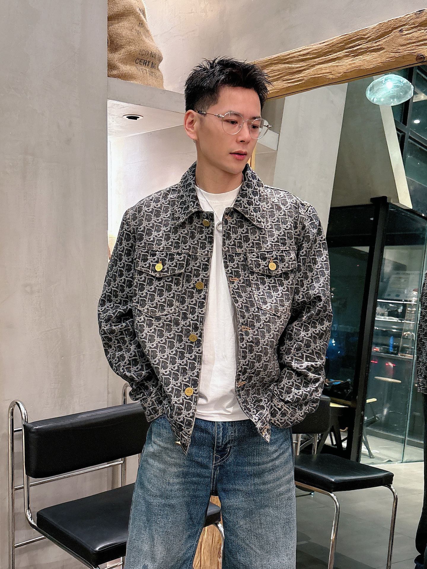 NO:572805,Dior top quality!  Autumn and winter official website counters are available at the same time, original orders, super stylish, customized original washed denim fabric, unique design, top-notch embroidery burnt-flower process letter pattern logo, original hardware accessories decoration, an extremely outstanding denim jacket, the materials and craftsmanship are extremely luxurious and exquisite, extremely high-grade, handsome and stylish upper body, recommended, counter size M-XXXL, dior, jackets & coats, jackets & coats, alexander wang19860909迪奥顶级品质！秋冬官网专柜同步有售,原单狠货,超级有范儿,定制原版水洗牛仔面料,独特设计,顶级刺绣烧花工艺字母图案logo,原版五金辅料装饰,极为翘楚的一款牛仔夹克外套,用料与工艺都极致奢华精湛,档次极高,上身帅气有型,推荐,专柜尺码M-XXXL,,dior,jackets & coats,jackets & coats,alexander wang,Men's clothing