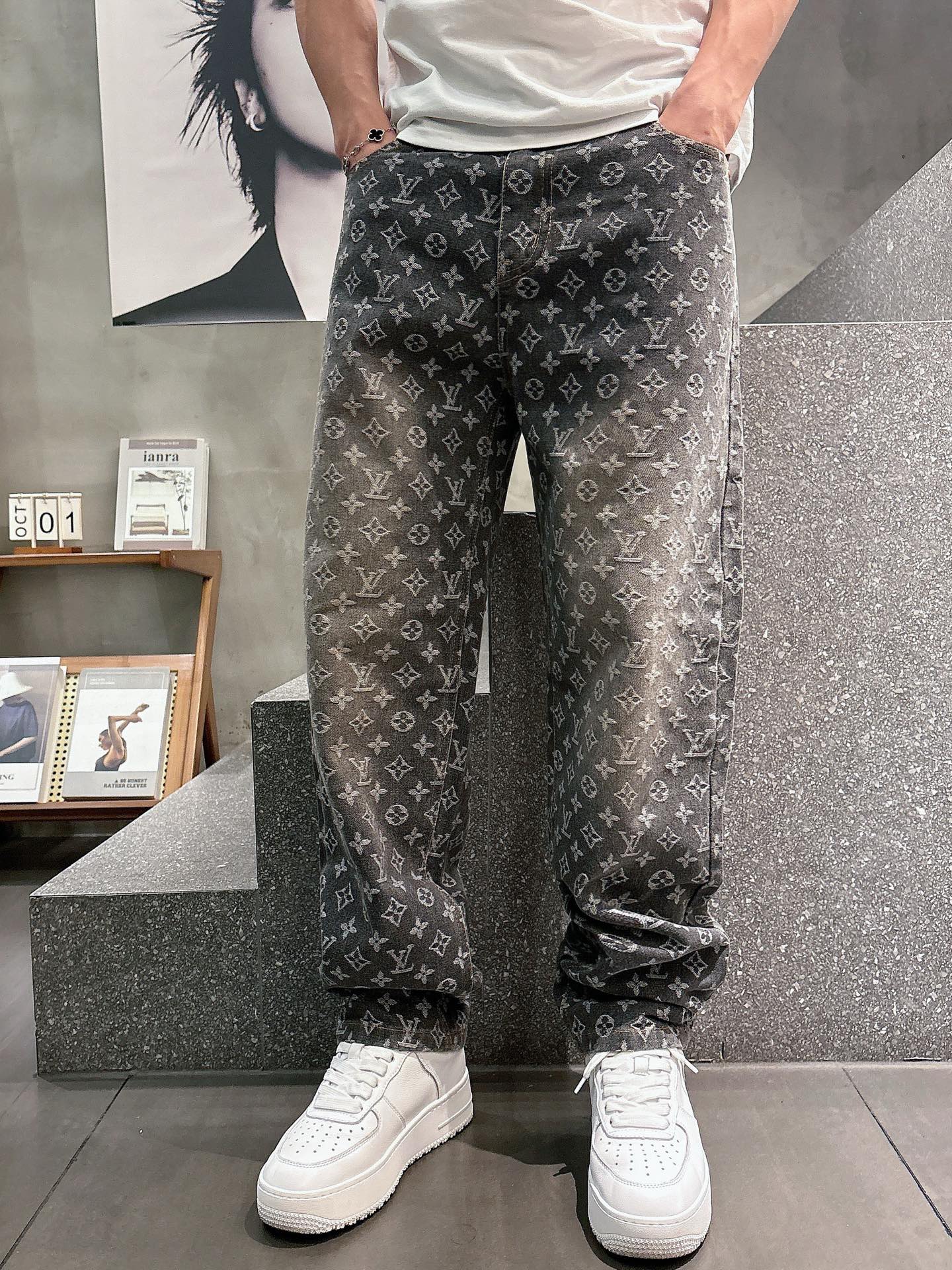 NO:565266,LV2025 autumn and winter new products, original jeans, original and heavy-made, brand classic LOGO design, complete with three standards!  Original hardware accessories. Customized denim fabrics at the counter, completely matched to the counter. You are welcome to try it on at the counter before buying. Don’t be afraid of comparing good products. Size 30-36 (35), Louis Vuitton, Jeans, Alexander Wang19860909LV2025秋冬新品,原单牛仔裤 原版重工打造,品牌经典LOGO设计,三标齐全！原版五金辅料.专柜定制牛仔面料,完全对版专柜,欢迎专柜试穿后再购买,好货不怕比.码数30-36（35）,,louis vuitton,jeans,alexander wang,Men's clothing