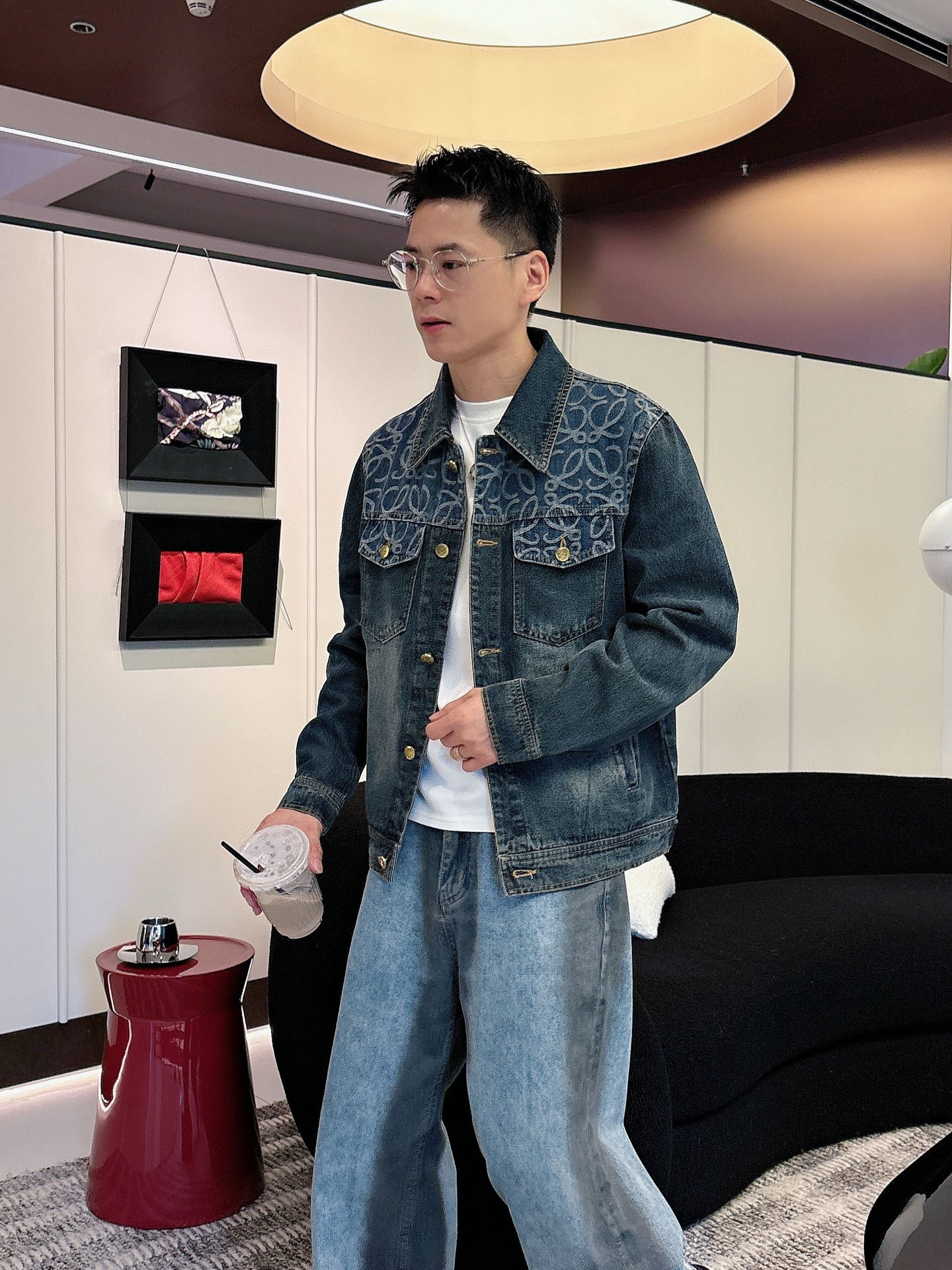 NO:572811,Loewe top quality!  Autumn and winter official website counters are available at the same time, original orders, super style, customized original washed denim fabric, unique design, top-notch embroidered burnt-flower process letter pattern logo, original hardware accessories decoration, an extremely outstanding denim jacket, the materials and craftsmanship are extremely luxurious and exquisite, extremely high-grade, handsome and stylish upper body, recommended, counter size M-XXXL,, loewe, jackets & coats, jackets & coats, alexander wang19860909罗意威顶级品质！秋冬官网专柜同步有售,原单狠货,超级有范儿,定制原版水洗牛仔面料,独特设计,顶级刺绣烧花工艺字母图案logo,原版五金辅料装饰,极为翘楚的一款牛仔夹克外套,用料与工艺都极致奢华精湛,档次极高,上身帅气有型,推荐,专柜尺码M-XXXL,,loewe,jackets & coats,jackets & coats,alexander wang,Men's clothing