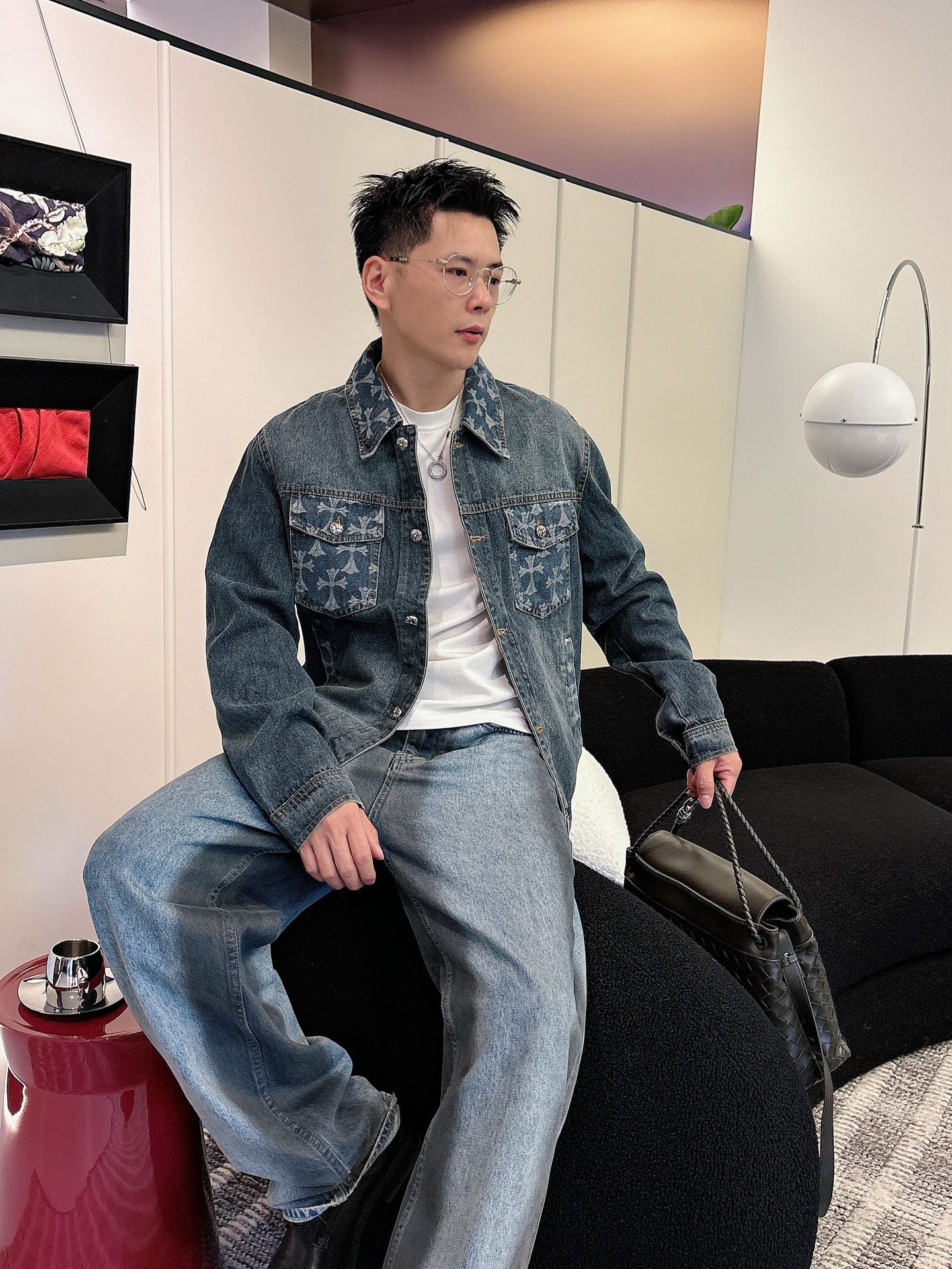 NO:572808,Kroxin top quality!  Autumn and winter official website counters are available at the same time, original orders, super stylish, customized original washed denim fabric, unique design, top-notch embroidered burnt-flower process letter pattern logo, original hardware accessories decoration, an extremely outstanding denim jacket, the materials and craftsmanship are extremely luxurious and exquisite, extremely high-grade, handsome and stylish upper body, recommended, counter size M-XXXL, chrome hearts, jackets & coats, jackets & coats, alexander wang19860909克罗心顶级品质！秋冬官网专柜同步有售,原单狠货,超级有范儿,定制原版水洗牛仔面料,独特设计,顶级刺绣烧花工艺字母图案logo,原版五金辅料装饰,极为翘楚的一款牛仔夹克外套,用料与工艺都极致奢华精湛,档次极高,上身帅气有型,推荐,专柜尺码M-XXXL,,chrome hearts,jackets & coats,jackets & coats,alexander wang,Men's clothing