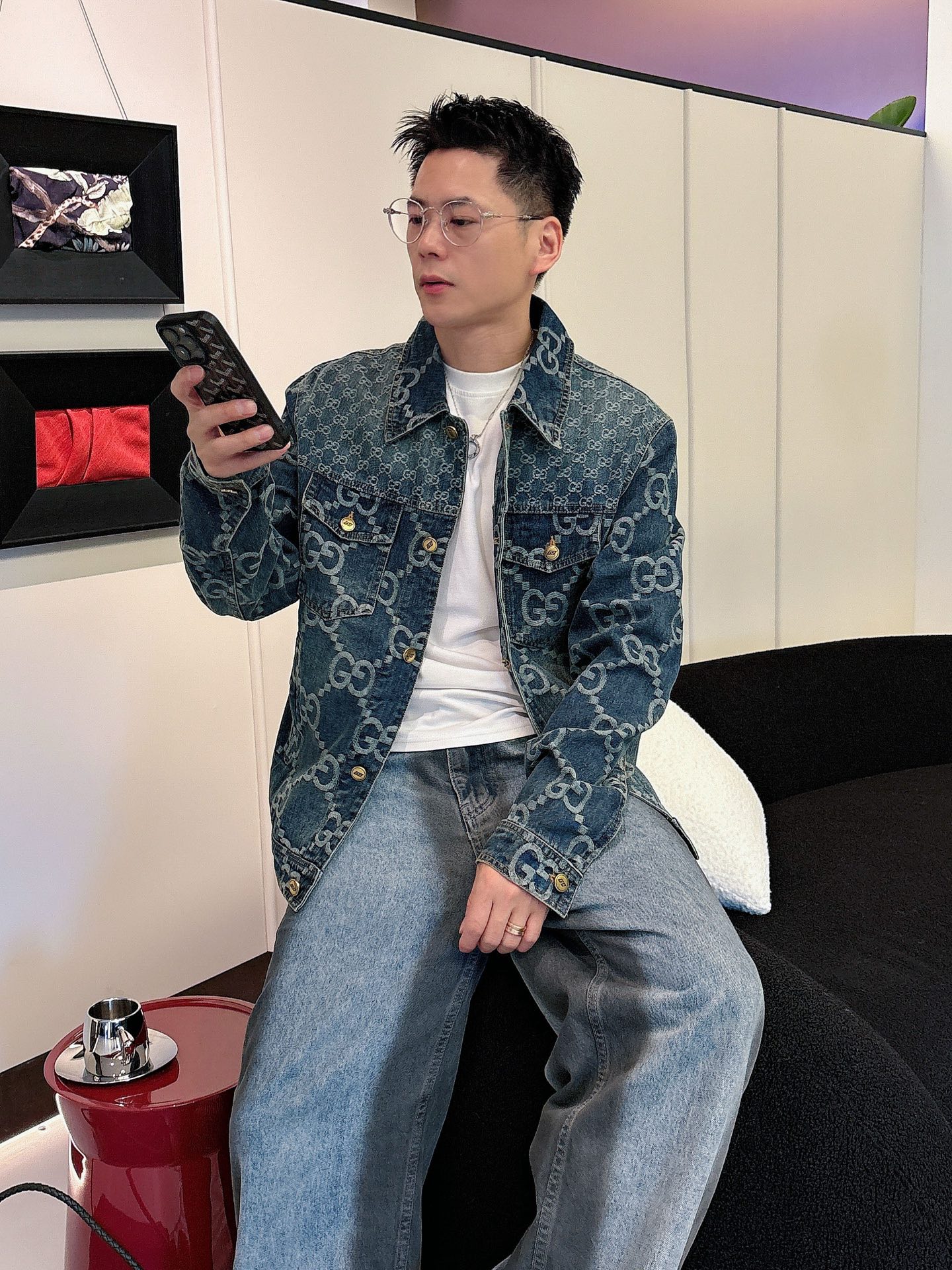 NO:572823,Gucci top quality!  Autumn and winter official website counters are available at the same time, original orders, super stylish, customized original washed denim fabrics, unique design, top-notch embroidered burnt-flower letter pattern logo, original hardware accessories decoration, an extremely outstanding denim jacket, the materials and craftsmanship are extremely luxurious and exquisite, extremely high-grade, handsome and stylish upper body, recommended, counter size M-XXXL,, jackets & coats, jackets & coats, alexander wang19860909古奇顶级品质！秋冬官网专柜同步有售,原单狠货,超级有范儿,定制原版水洗牛仔面料,独特设计,顶级刺绣烧花工艺字母图案logo,原版五金辅料装饰,极为翘楚的一款牛仔夹克外套,用料与工艺都极致奢华精湛,档次极高,上身帅气有型,推荐,专柜尺码M-XXXL,,jackets & coats,jackets & coats,alexander wang,Men's clothing