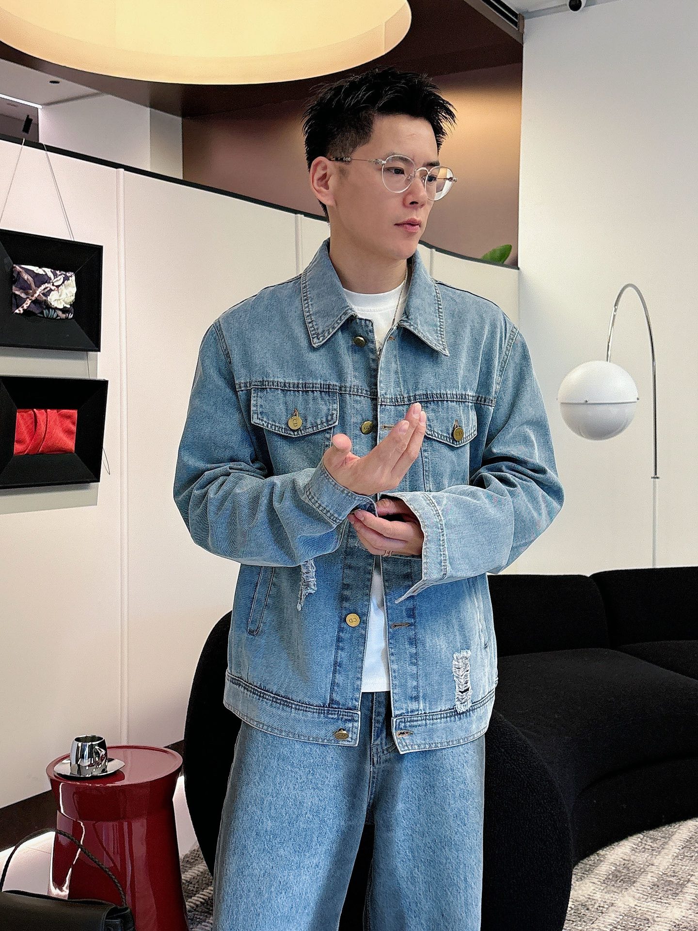 NO:572814,Dior top quality!  Autumn and winter official website counters are available at the same time, original orders, super stylish, customized original washed denim fabric, unique design, top-notch embroidery burnt-flower process letter pattern logo, original hardware accessories decoration, an extremely outstanding denim jacket, the materials and craftsmanship are extremely luxurious and exquisite, extremely high-grade, handsome and stylish upper body, recommended, counter size M-XXXL, dior, jackets & coats, jackets & coats, alexander wang19860909迪奥顶级品质！秋冬官网专柜同步有售,原单狠货,超级有范儿,定制原版水洗牛仔面料,独特设计,顶级刺绣烧花工艺字母图案logo,原版五金辅料装饰,极为翘楚的一款牛仔夹克外套,用料与工艺都极致奢华精湛,档次极高,上身帅气有型,推荐,专柜尺码M-XXXL,,dior,jackets & coats,jackets & coats,alexander wang,Men's clothing