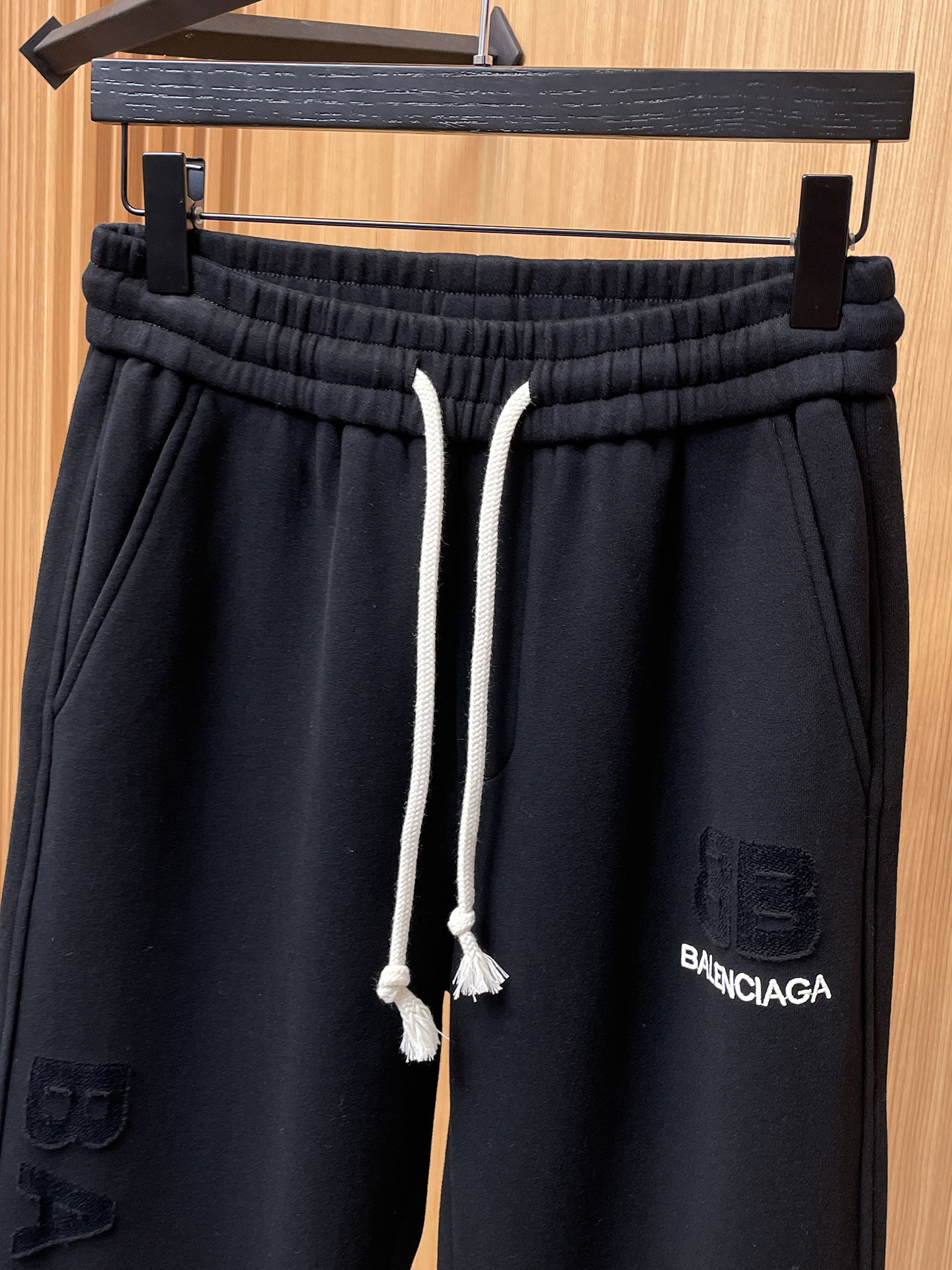 巴黎世家 顶级货品🐮 🆕2025秋冬新款休闲裤！官网同步发售。品牌经典LOGO休闲裤 ，定制面料，舒适度