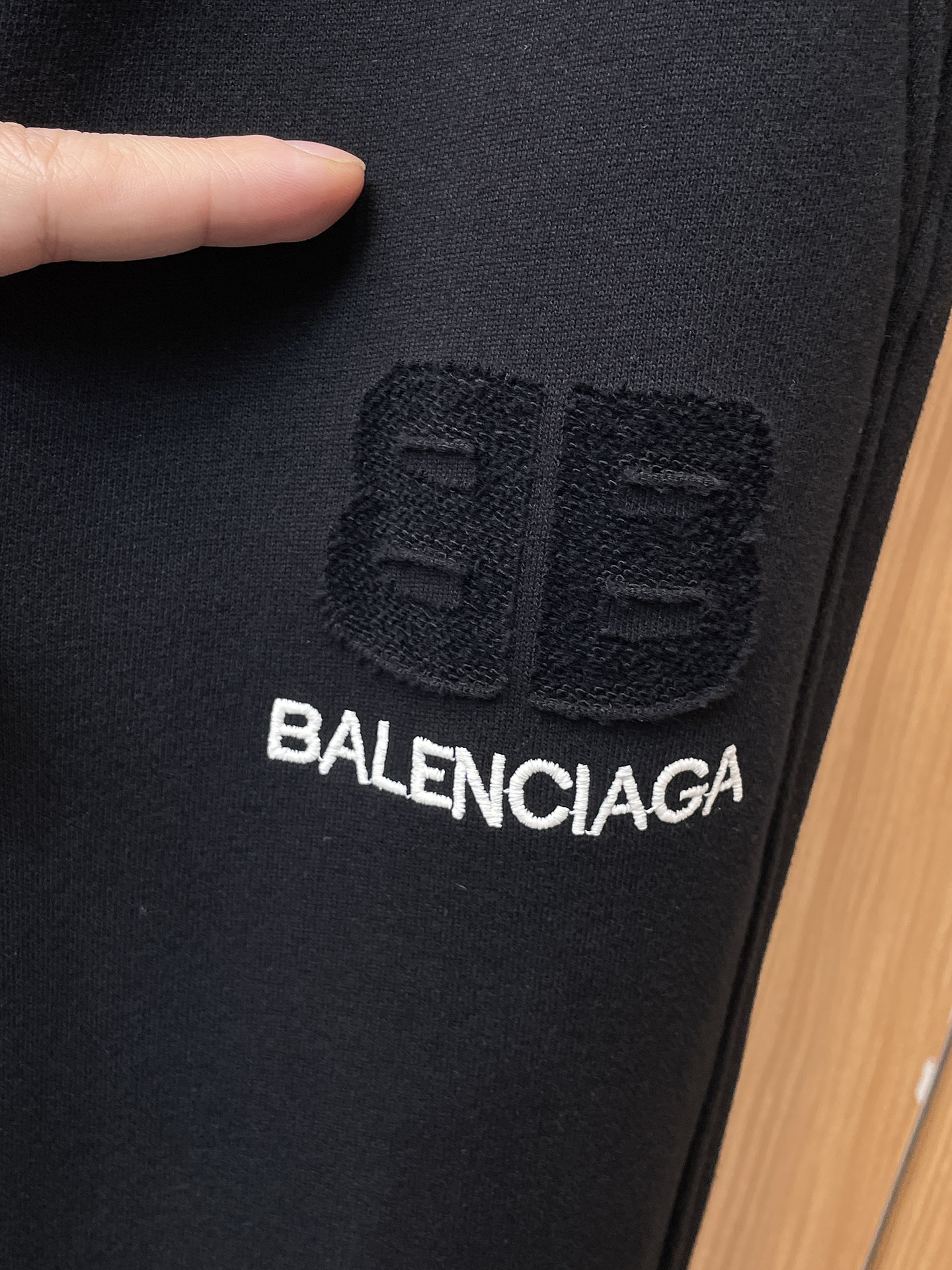 巴黎世家 顶级货品🐮 🆕2025秋冬新款休闲裤！官网同步发售。品牌经典LOGO休闲裤 ，定制面料，舒适度