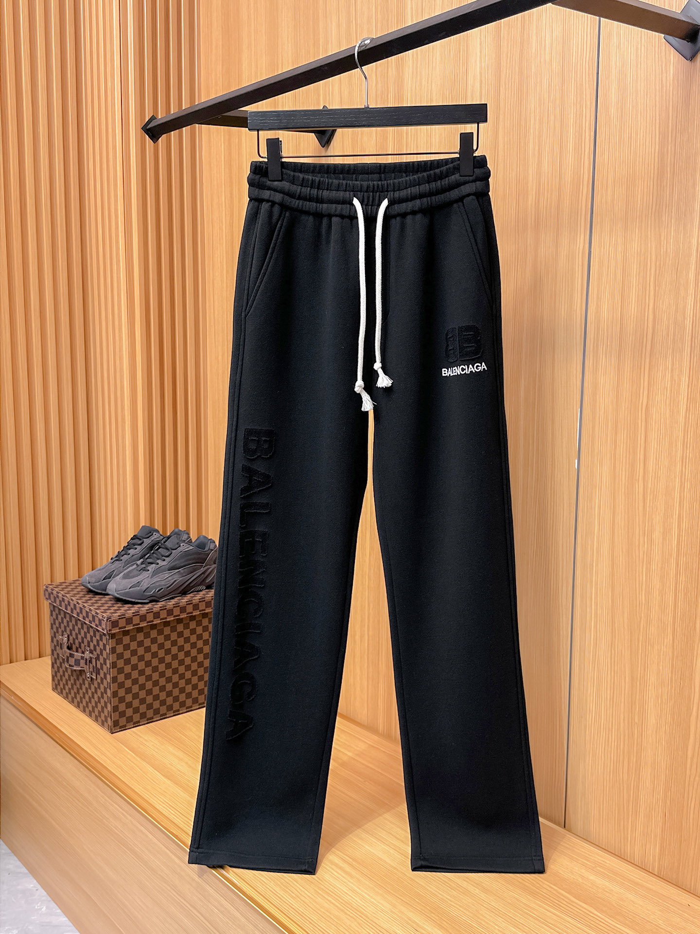 巴黎世家 顶级货品🐮 🆕2025秋冬新款休闲裤！官网同步发售。品牌经典LOGO休闲裤 ，定制面料，舒适度