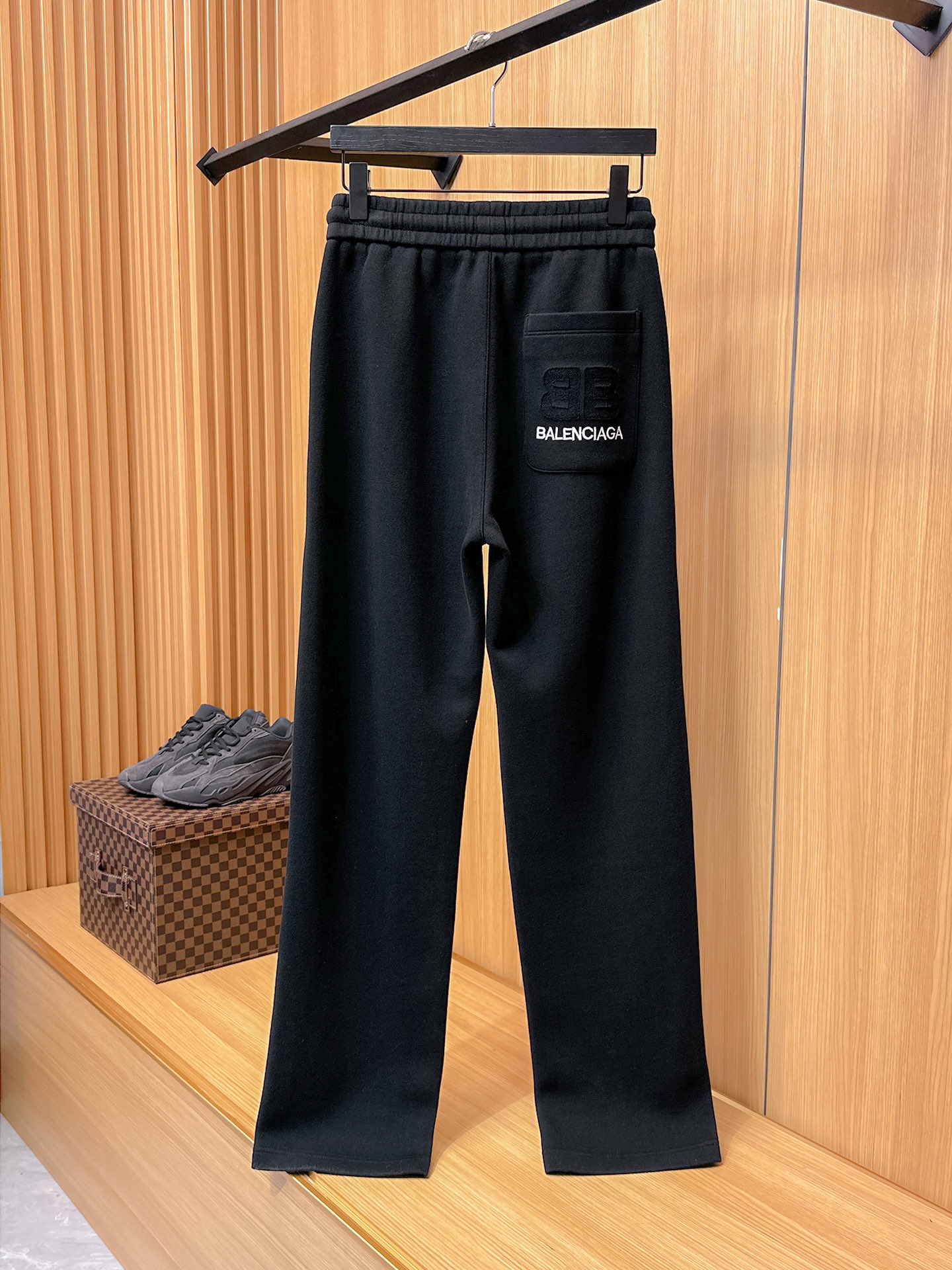 巴黎世家 顶级货品🐮 🆕2025秋冬新款休闲裤！官网同步发售。品牌经典LOGO休闲裤 ，定制面料，舒适度