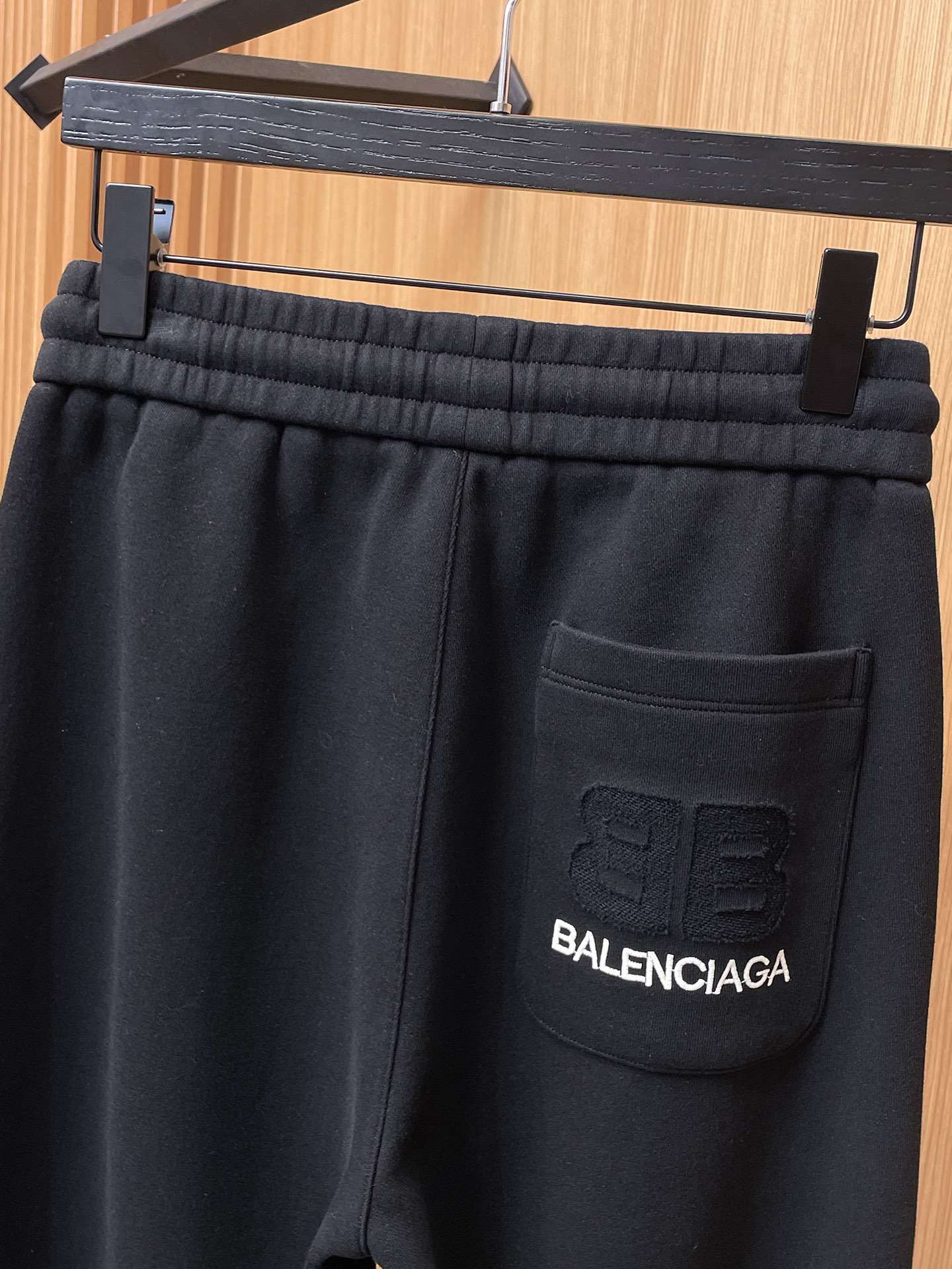 巴黎世家 顶级货品🐮 🆕2025秋冬新款休闲裤！官网同步发售。品牌经典LOGO休闲裤 ，定制面料，舒适度