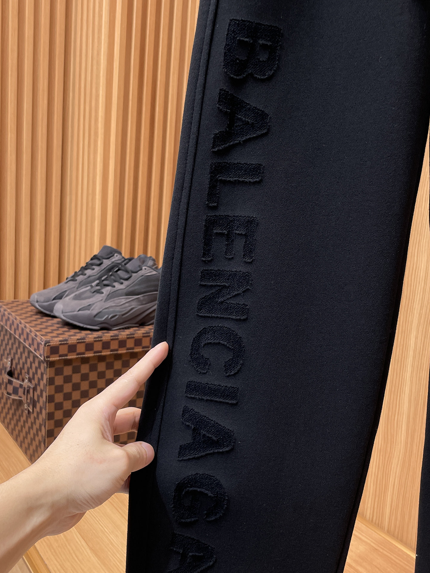 巴黎世家 顶级货品🐮 🆕2025秋冬新款休闲裤！官网同步发售。品牌经典LOGO休闲裤 ，定制面料，舒适度