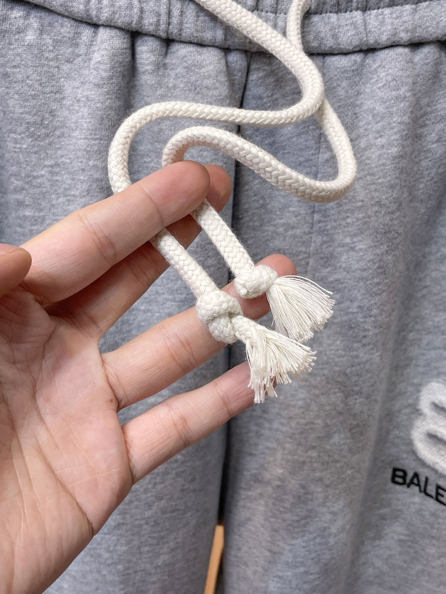 巴黎世家 顶级货品🐮 🆕2025秋冬新款休闲裤！官网同步发售。品牌经典LOGO休闲裤 ，定制面料，舒适度