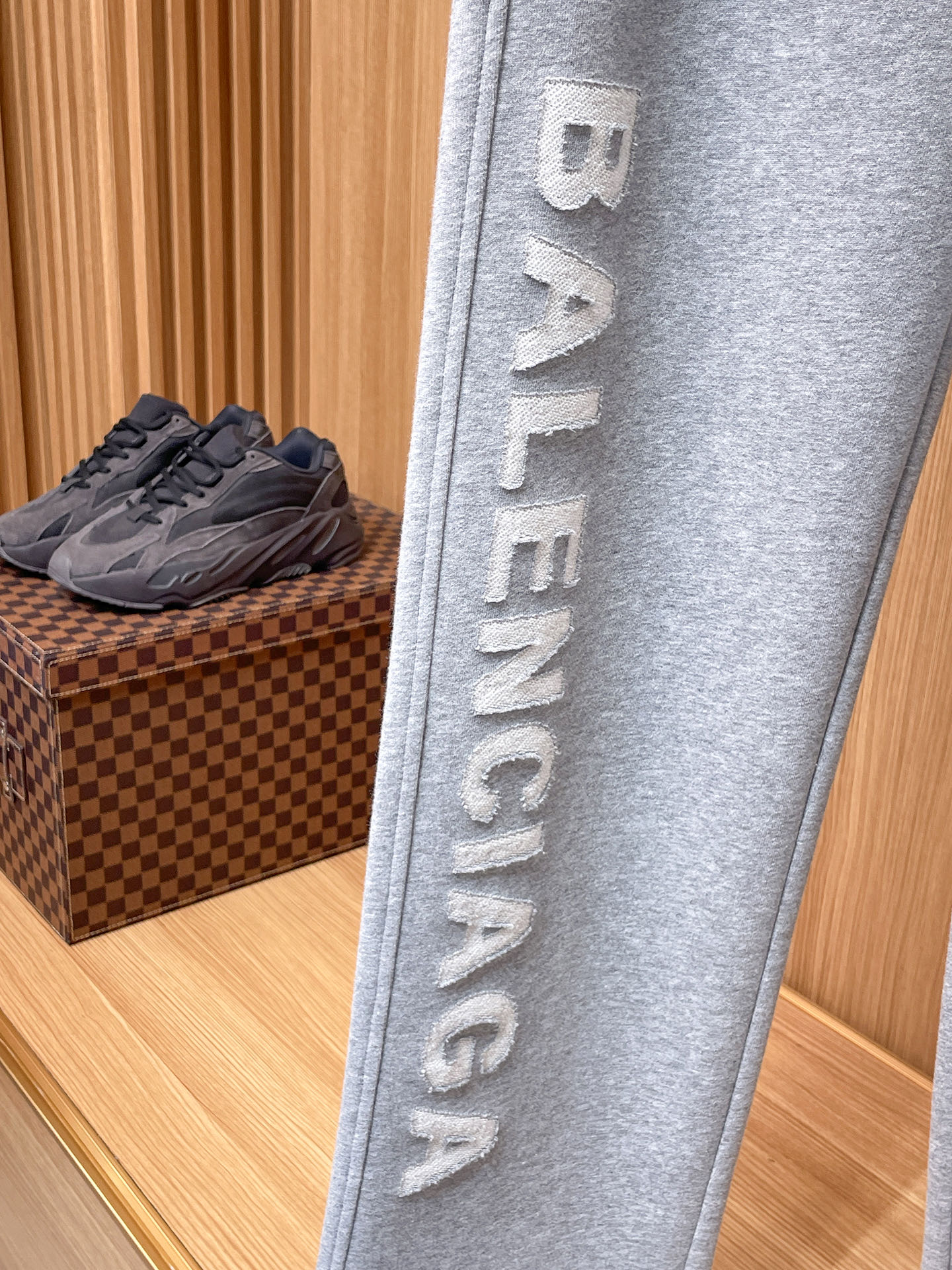 巴黎世家 顶级货品🐮 🆕2025秋冬新款休闲裤！官网同步发售。品牌经典LOGO休闲裤 ，定制面料，舒适度