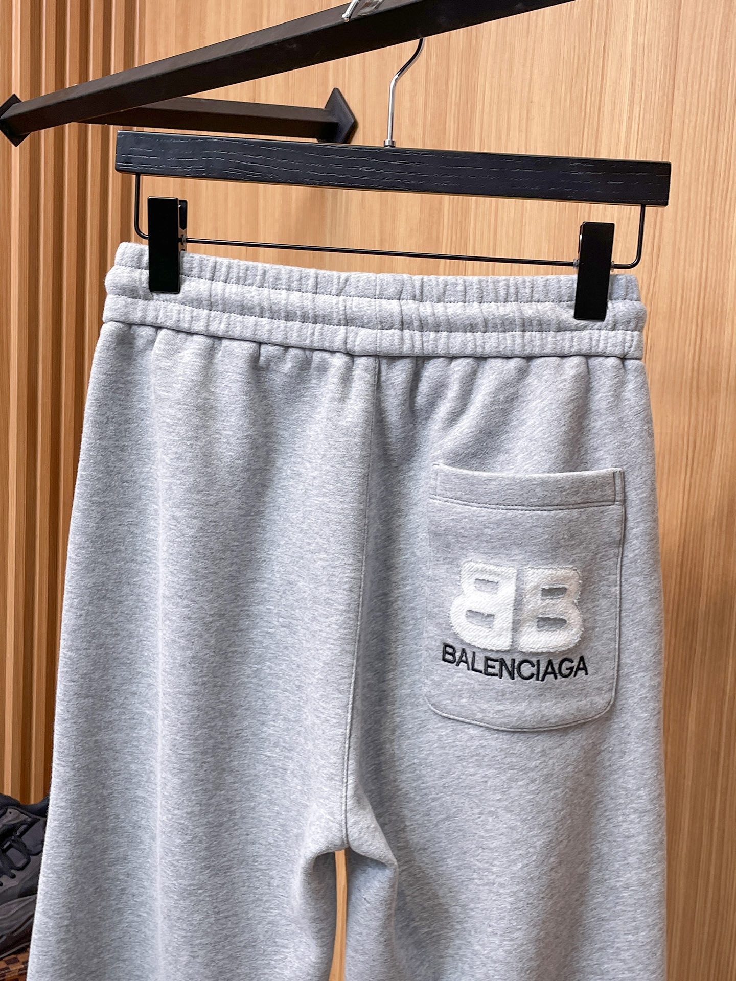 巴黎世家 顶级货品🐮 🆕2025秋冬新款休闲裤！官网同步发售。品牌经典LOGO休闲裤 ，定制面料，舒适度