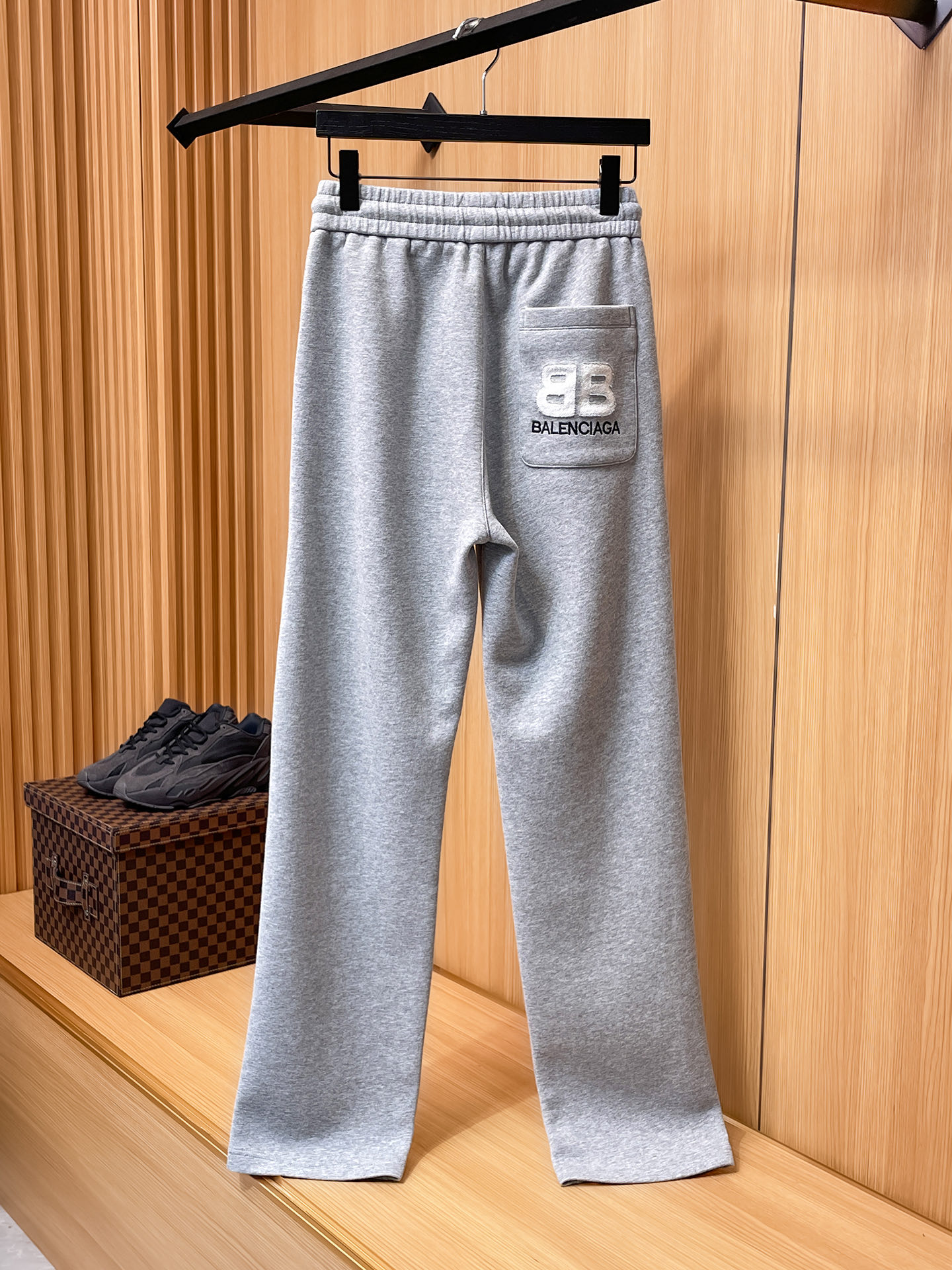 巴黎世家 顶级货品🐮 🆕2025秋冬新款休闲裤！官网同步发售。品牌经典LOGO休闲裤 ，定制面料，舒适度