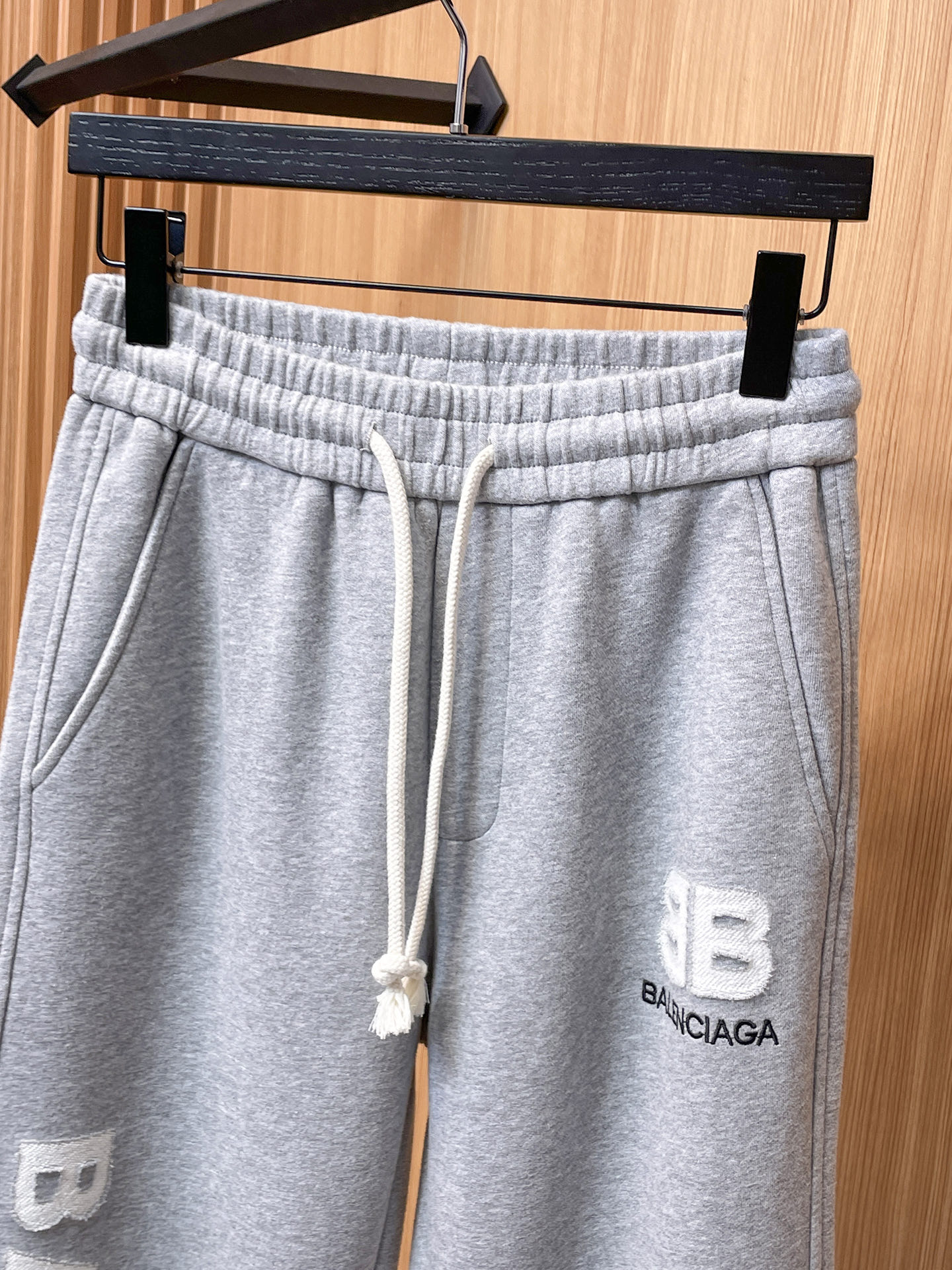 巴黎世家 顶级货品🐮 🆕2025秋冬新款休闲裤！官网同步发售。品牌经典LOGO休闲裤 ，定制面料，舒适度