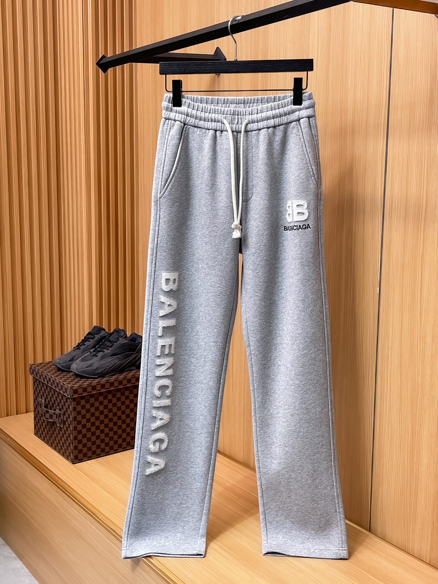 巴黎世家 顶级货品🐮 🆕2025秋冬新款休闲裤！官网同步发售。品牌经典LOGO休闲裤 ，定制面料，舒适度