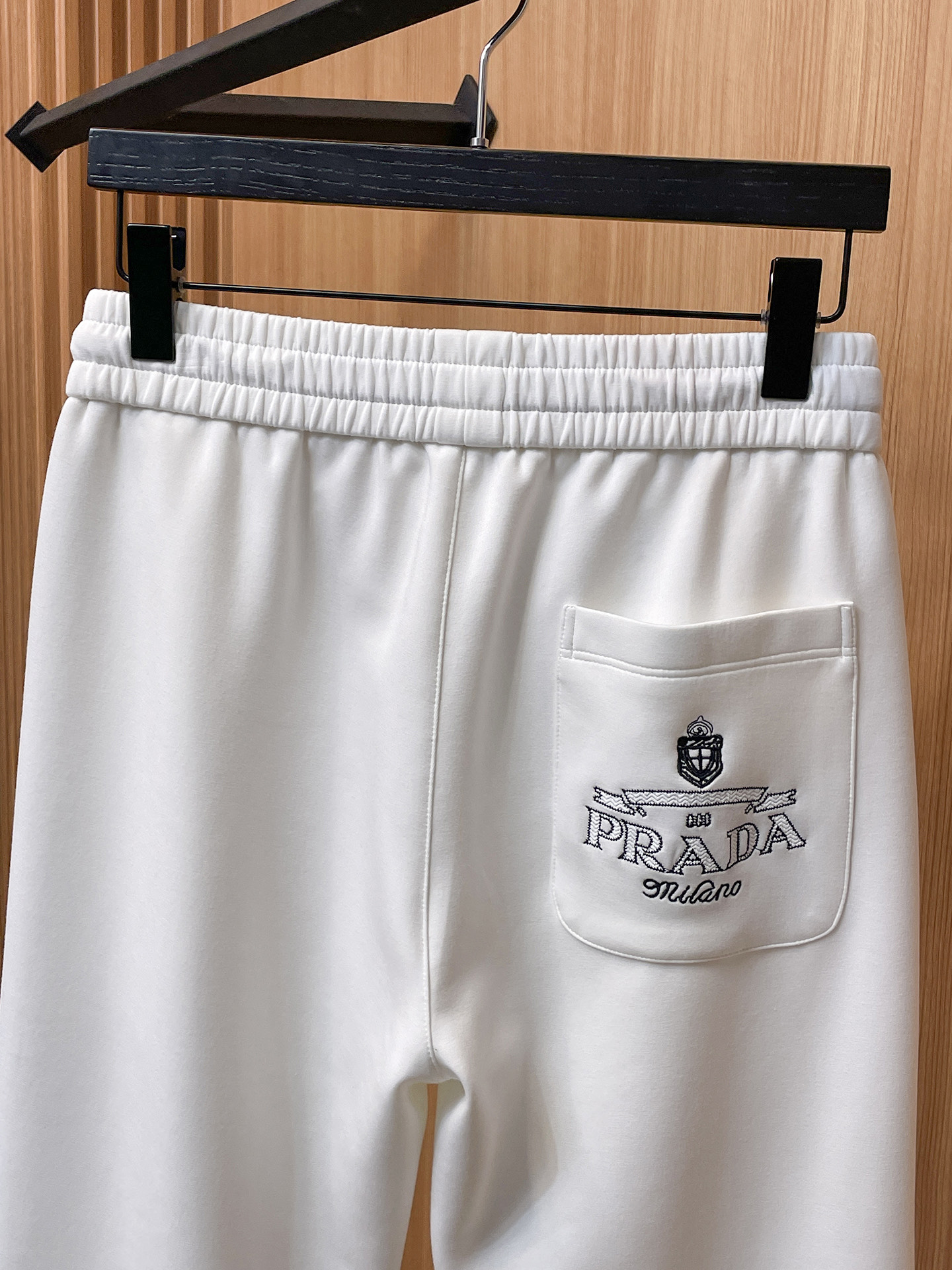 普拉达 顶级货品🐮 🆕2025秋冬新款休闲裤！官网同步发售。品牌经典LOGO休闲裤 ，定制面料，舒适度极