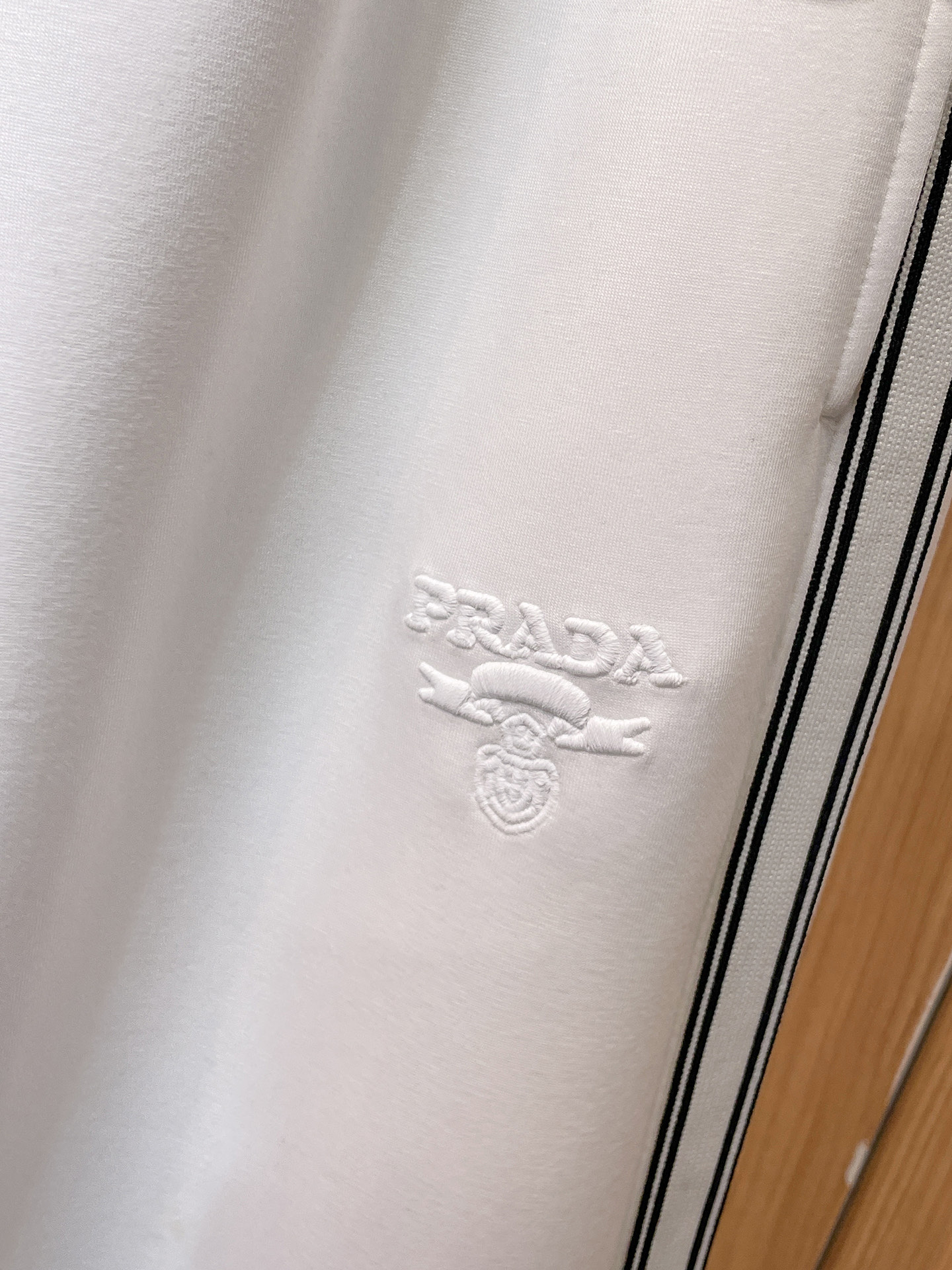 普拉达 顶级货品🐮 🆕2025秋冬新款休闲裤！官网同步发售。品牌经典LOGO休闲裤 ，定制面料，舒适度极
