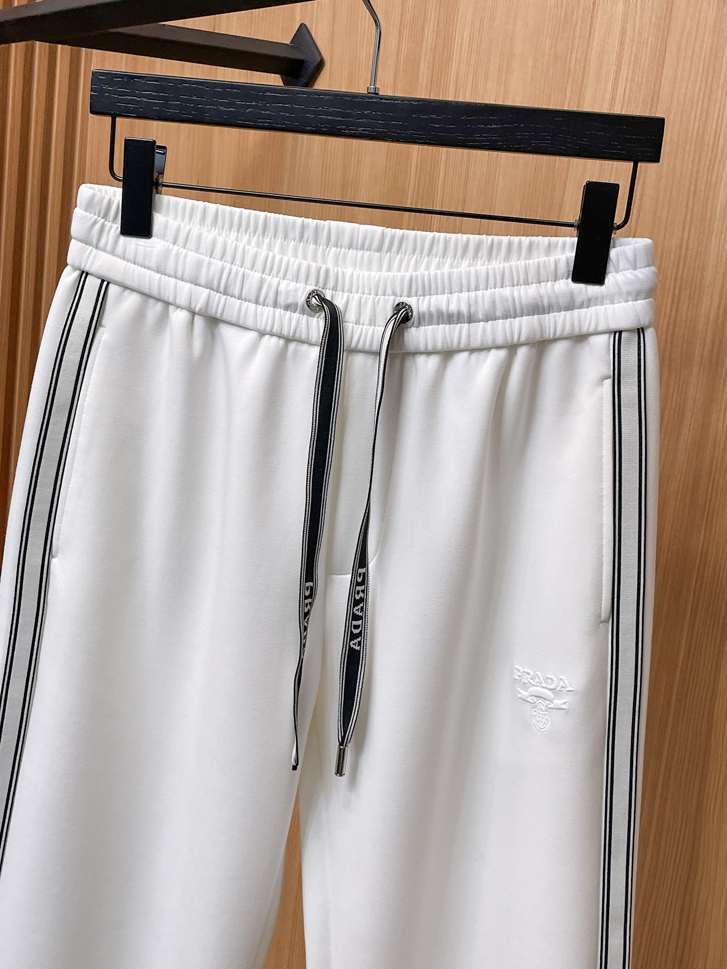 普拉达 顶级货品🐮 🆕2025秋冬新款休闲裤！官网同步发售。品牌经典LOGO休闲裤 ，定制面料，舒适度极