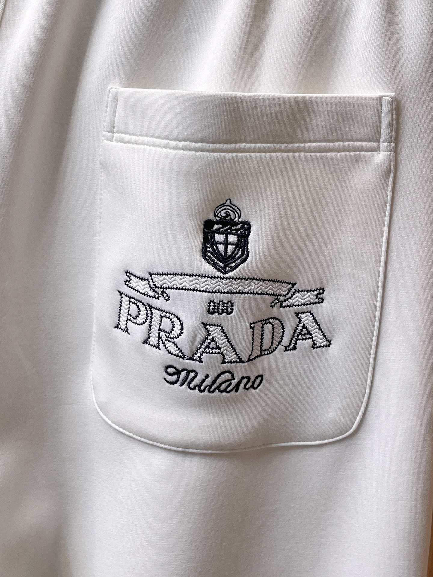 普拉达 顶级货品🐮 🆕2025秋冬新款休闲裤！官网同步发售。品牌经典LOGO休闲裤 ，定制面料，舒适度极