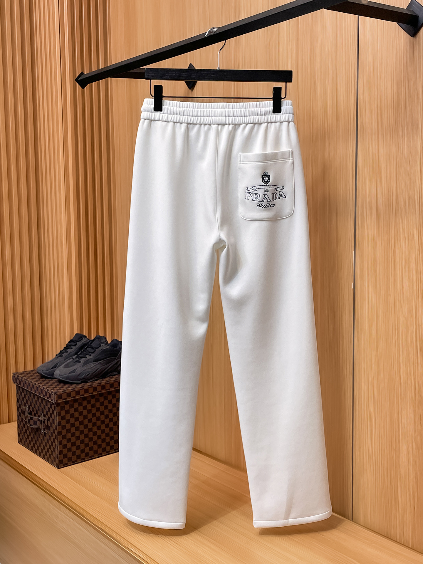 普拉达 顶级货品🐮 🆕2025秋冬新款休闲裤！官网同步发售。品牌经典LOGO休闲裤 ，定制面料，舒适度极