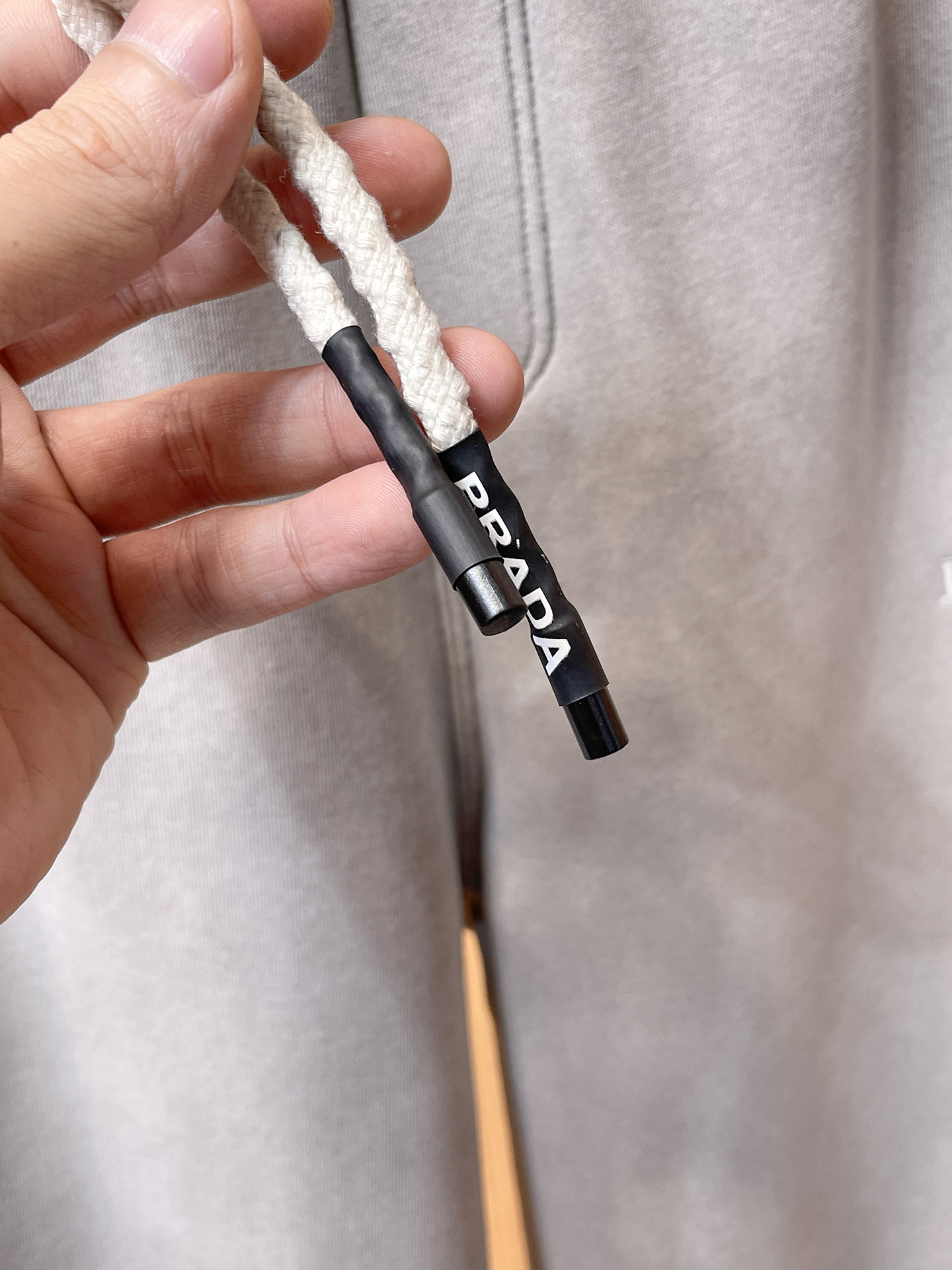 普拉达 顶级货品🐮 🆕2025秋冬新款休闲裤！官网同步发售。品牌经典LOGO休闲裤 ，定制面料，舒适度极