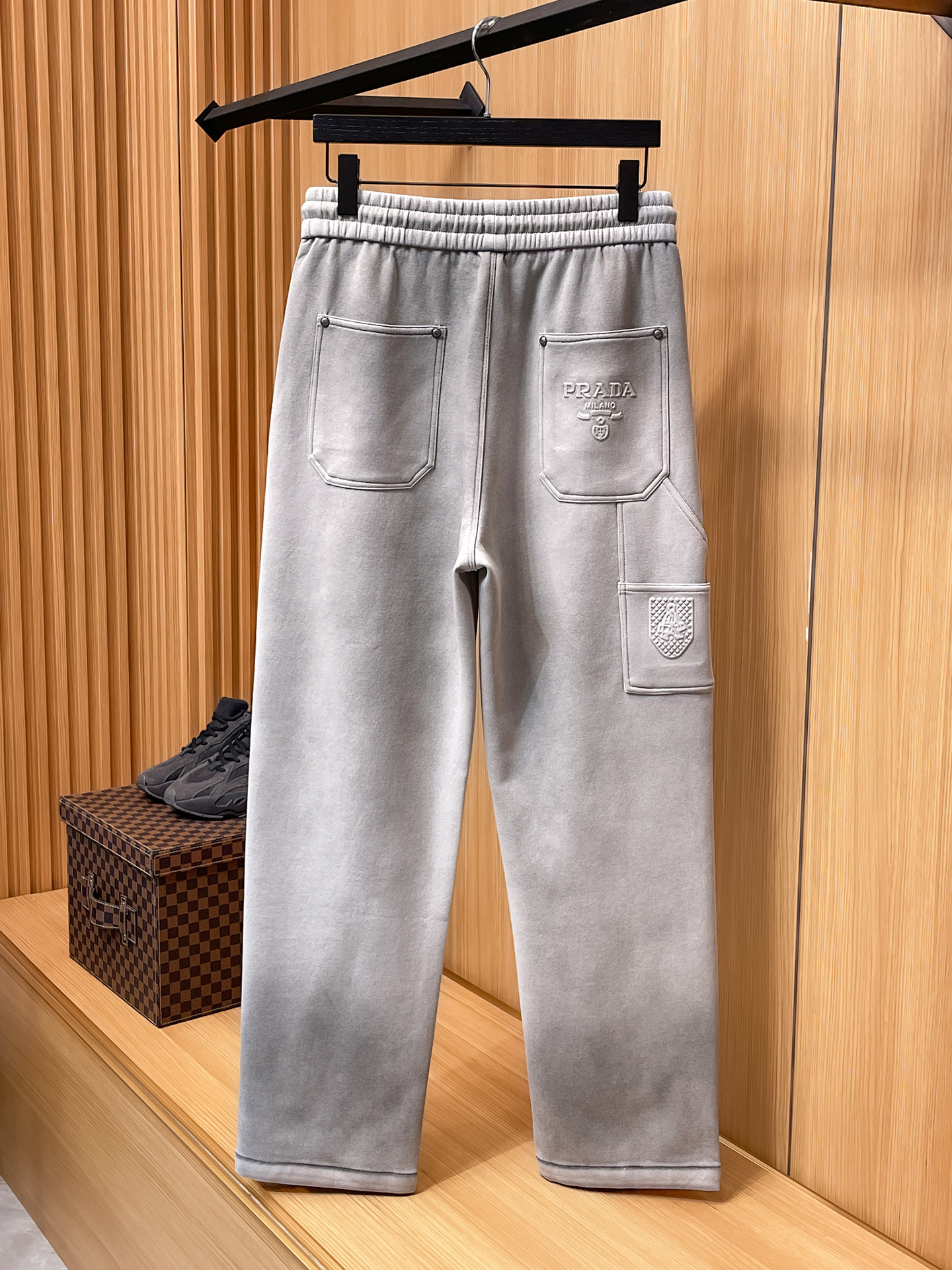 普拉达 顶级货品🐮 🆕2025秋冬新款休闲裤！官网同步发售。品牌经典LOGO休闲裤 ，定制面料，舒适度极