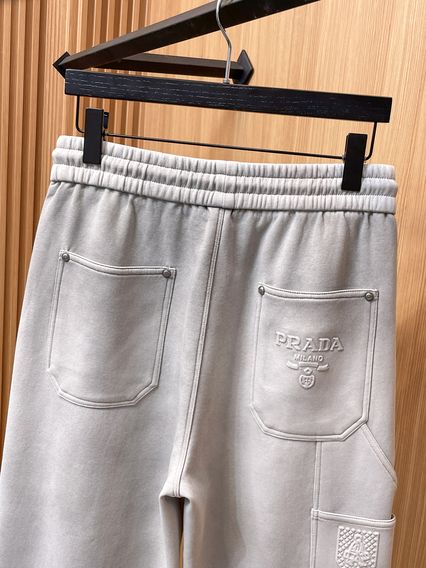 普拉达 顶级货品🐮 🆕2025秋冬新款休闲裤！官网同步发售。品牌经典LOGO休闲裤 ，定制面料，舒适度极