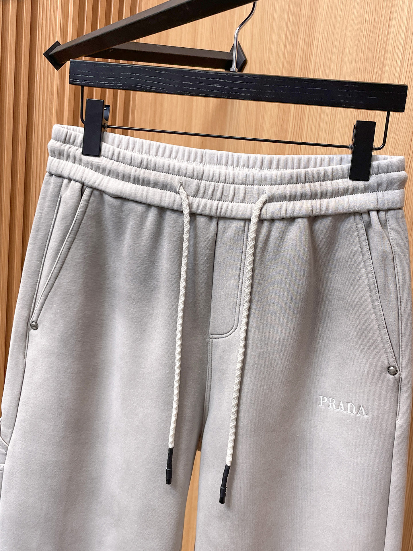普拉达 顶级货品🐮 🆕2025秋冬新款休闲裤！官网同步发售。品牌经典LOGO休闲裤 ，定制面料，舒适度极
