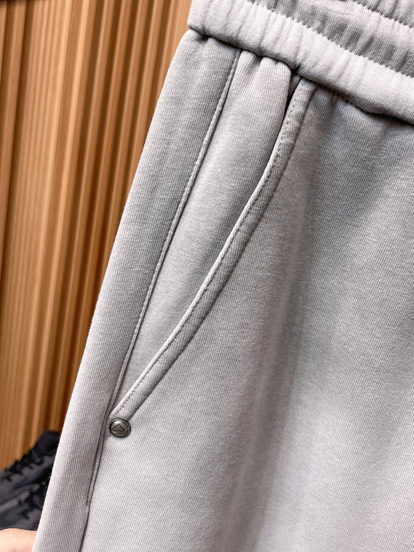 普拉达 顶级货品🐮 🆕2025秋冬新款休闲裤！官网同步发售。品牌经典LOGO休闲裤 ，定制面料，舒适度极