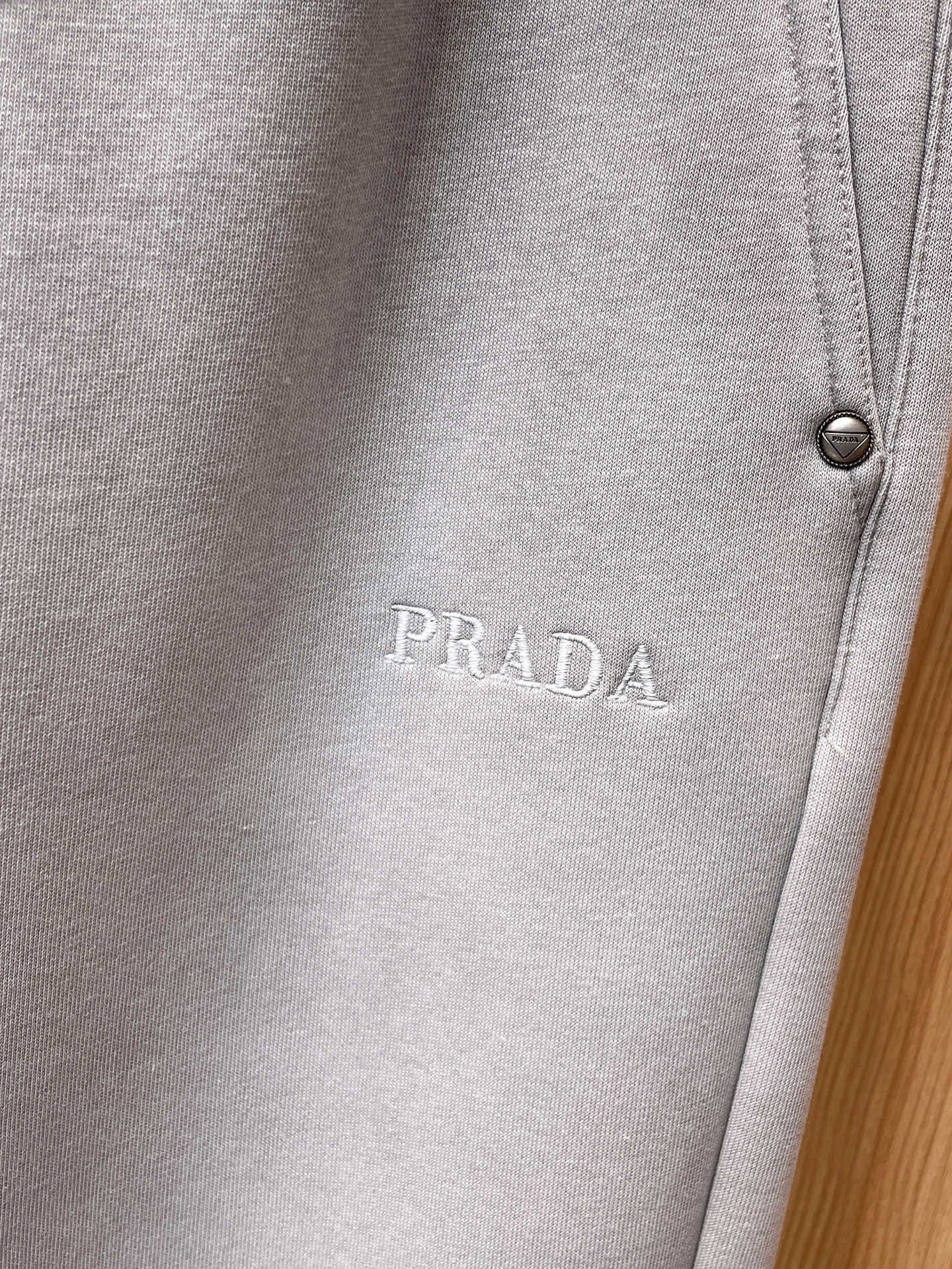普拉达 顶级货品🐮 🆕2025秋冬新款休闲裤！官网同步发售。品牌经典LOGO休闲裤 ，定制面料，舒适度极