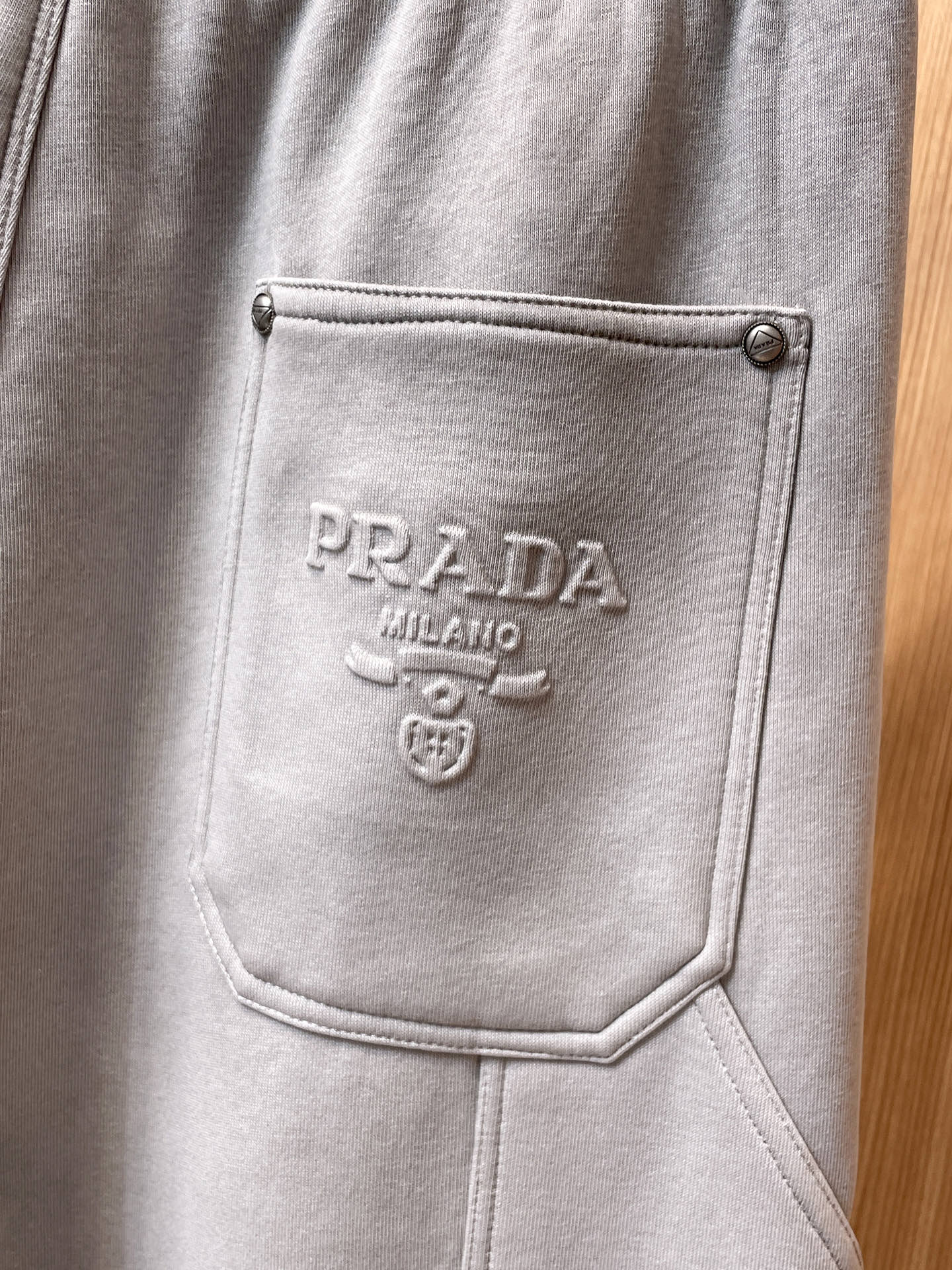 普拉达 顶级货品🐮 🆕2025秋冬新款休闲裤！官网同步发售。品牌经典LOGO休闲裤 ，定制面料，舒适度极