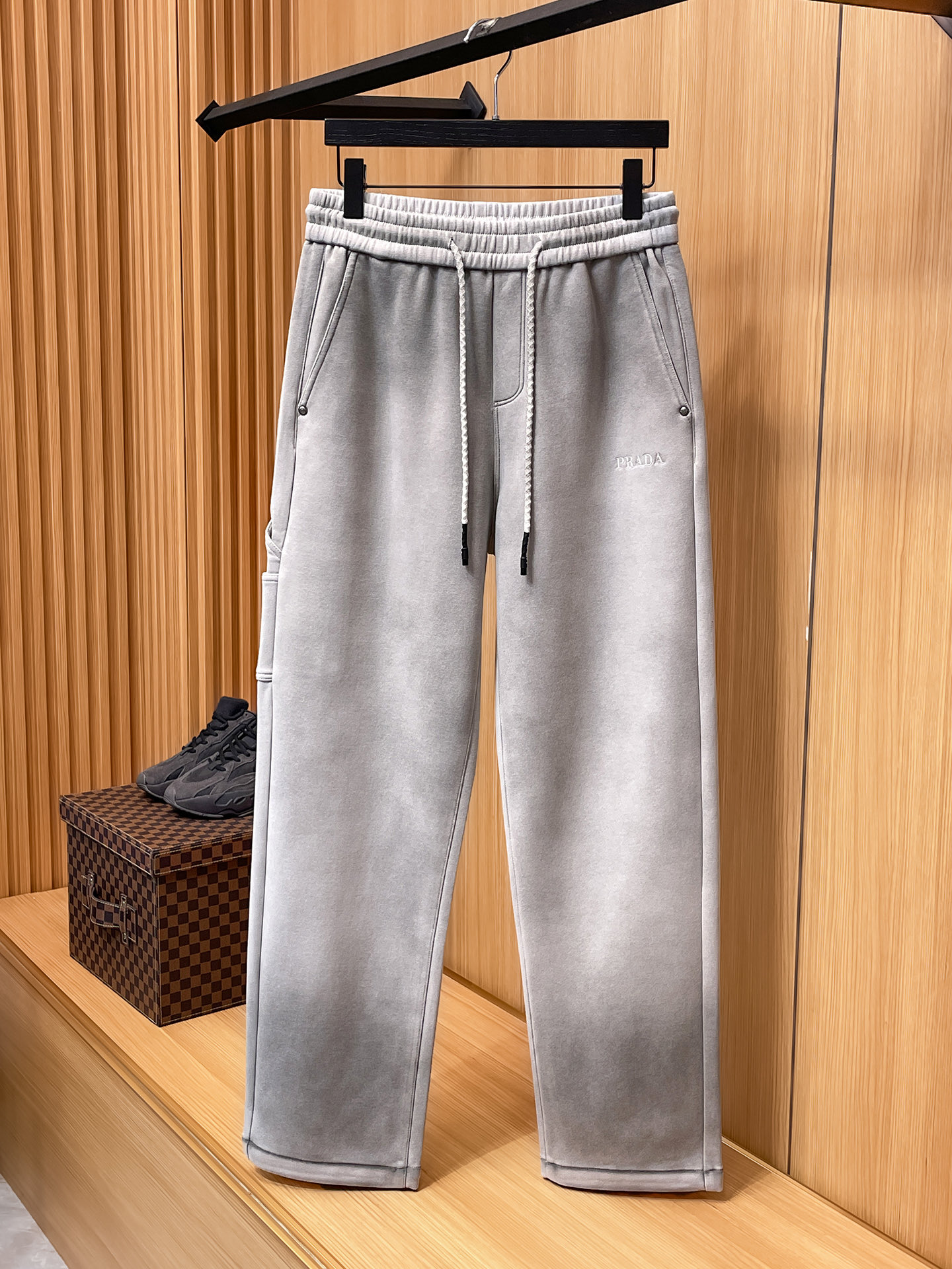 普拉达 顶级货品🐮 🆕2025秋冬新款休闲裤！官网同步发售。品牌经典LOGO休闲裤 ，定制面料，舒适度极