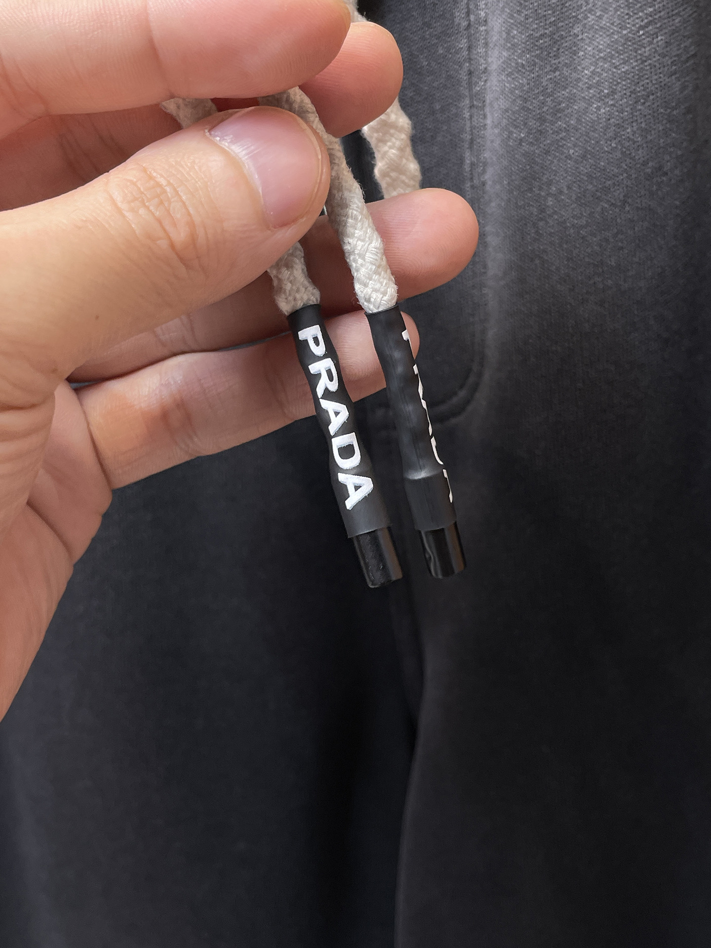 普拉达 顶级货品🐮 🆕2025秋冬新款休闲裤！官网同步发售。品牌经典LOGO休闲裤 ，定制面料，舒适度极