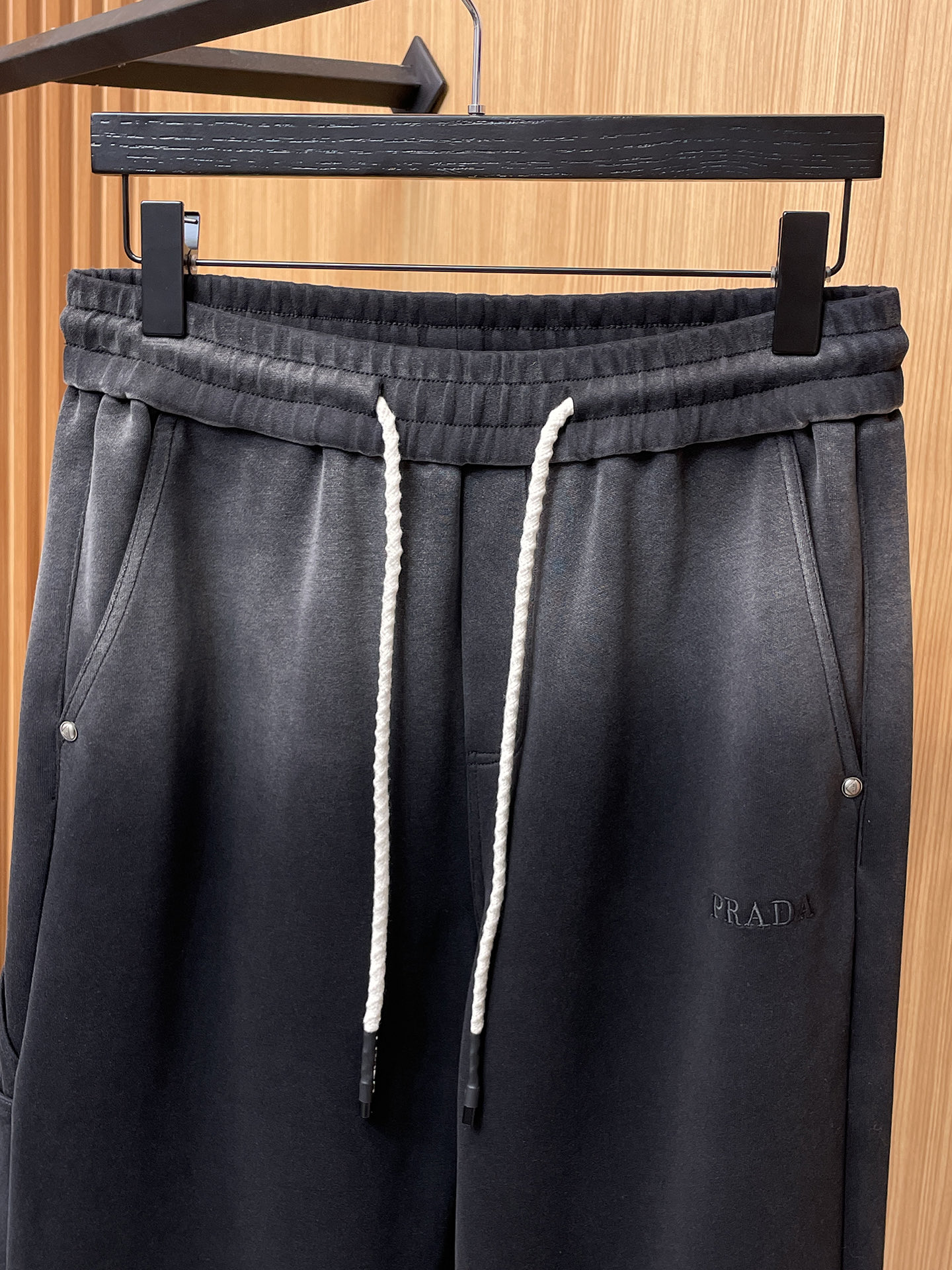普拉达 顶级货品🐮 🆕2025秋冬新款休闲裤！官网同步发售。品牌经典LOGO休闲裤 ，定制面料，舒适度极