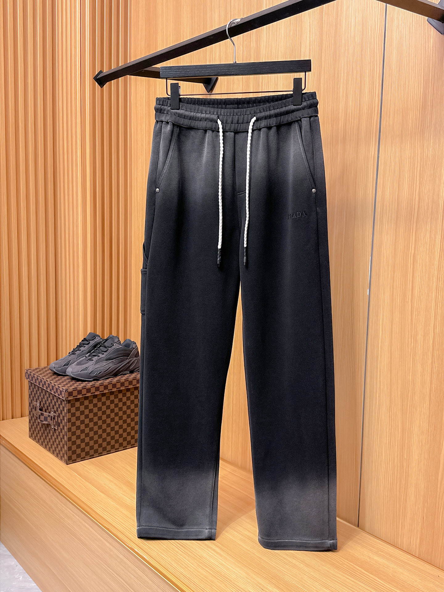 普拉达 顶级货品🐮 🆕2025秋冬新款休闲裤！官网同步发售。品牌经典LOGO休闲裤 ，定制面料，舒适度极