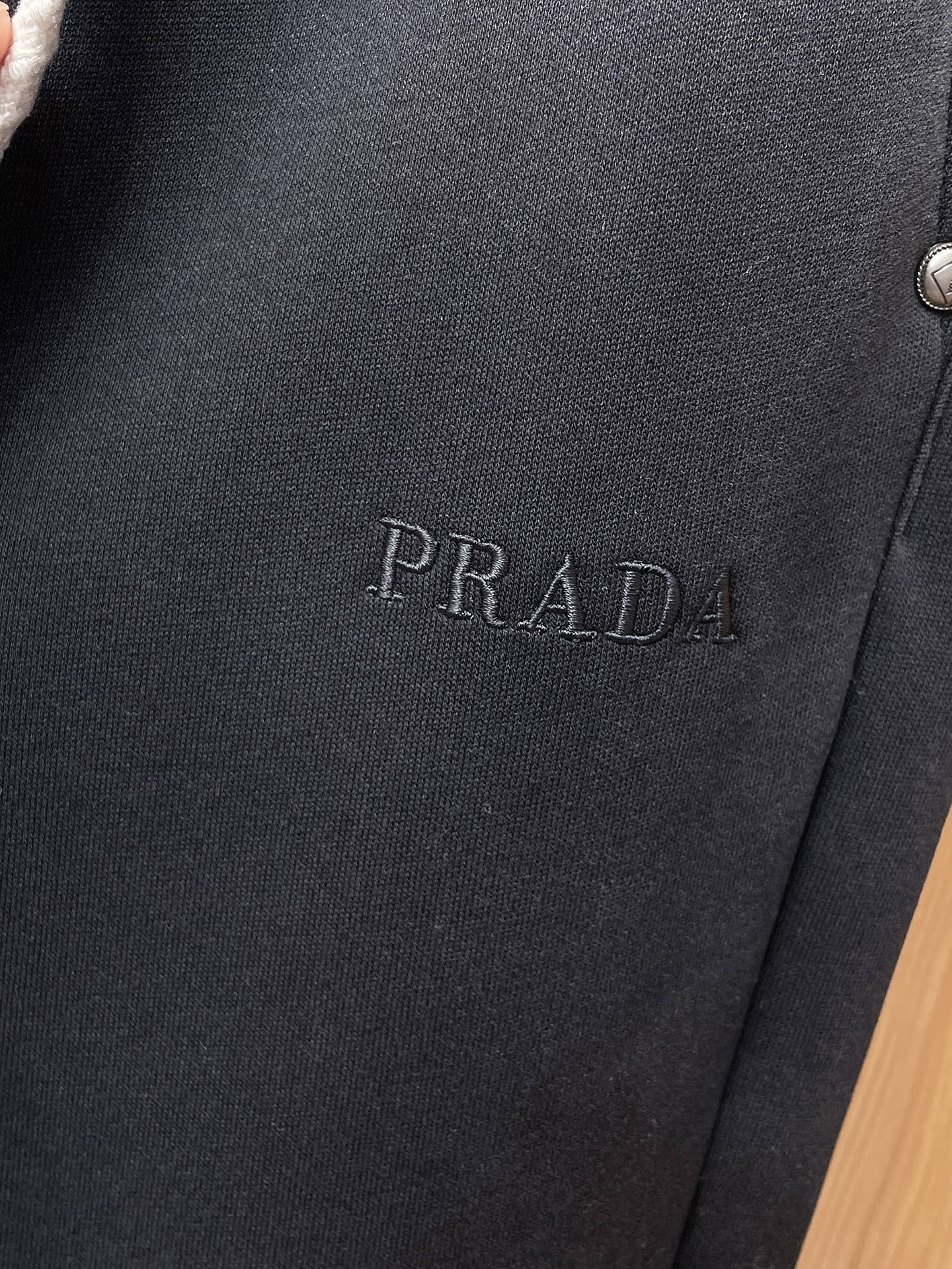 普拉达 顶级货品🐮 🆕2025秋冬新款休闲裤！官网同步发售。品牌经典LOGO休闲裤 ，定制面料，舒适度极