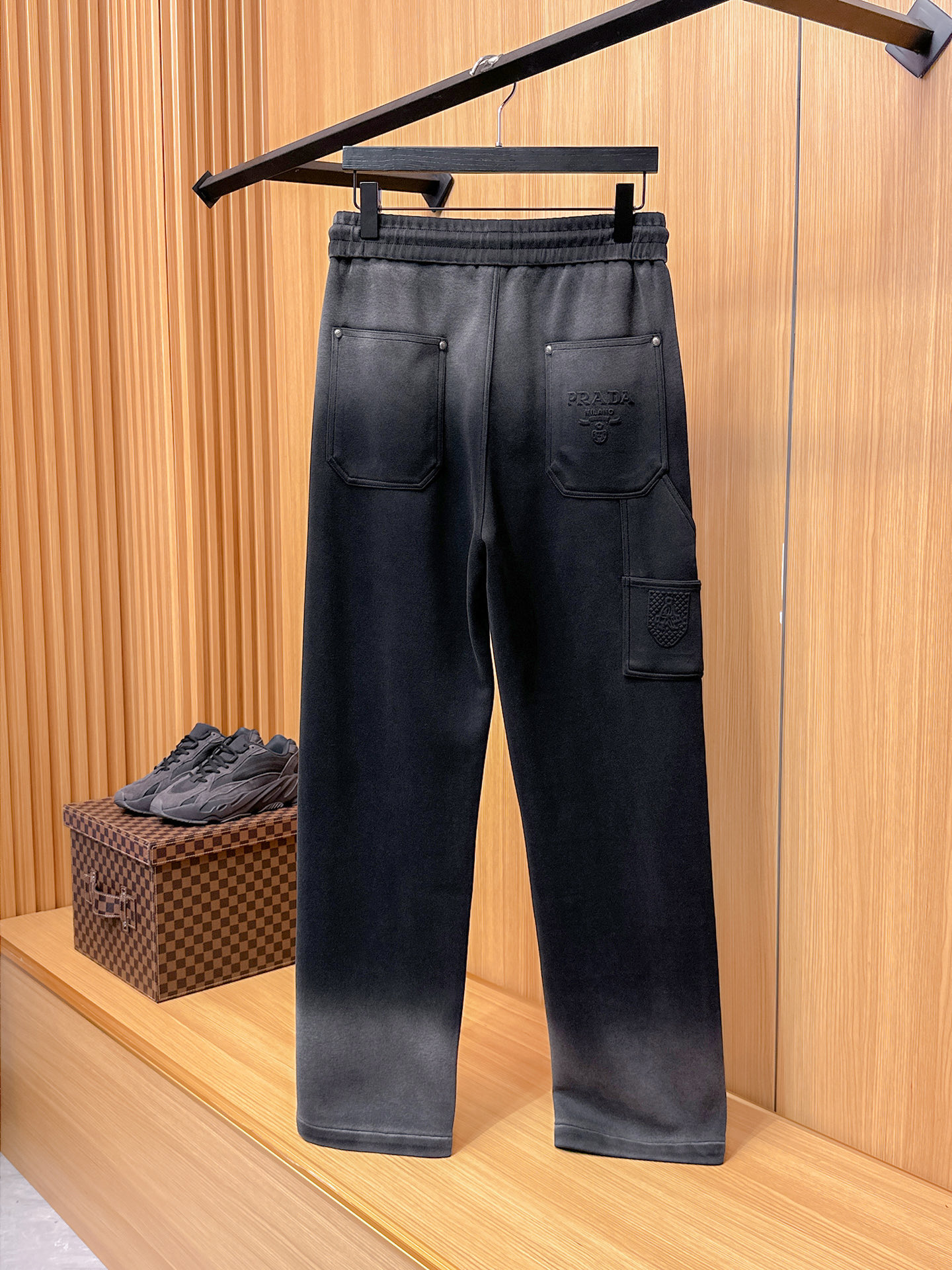 普拉达 顶级货品🐮 🆕2025秋冬新款休闲裤！官网同步发售。品牌经典LOGO休闲裤 ，定制面料，舒适度极