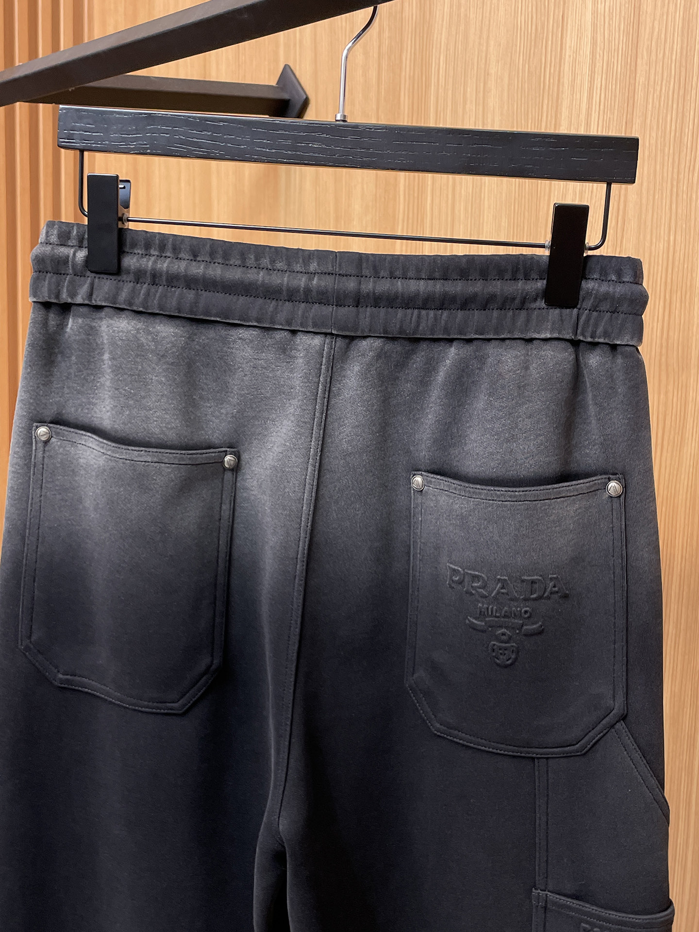 普拉达 顶级货品🐮 🆕2025秋冬新款休闲裤！官网同步发售。品牌经典LOGO休闲裤 ，定制面料，舒适度极