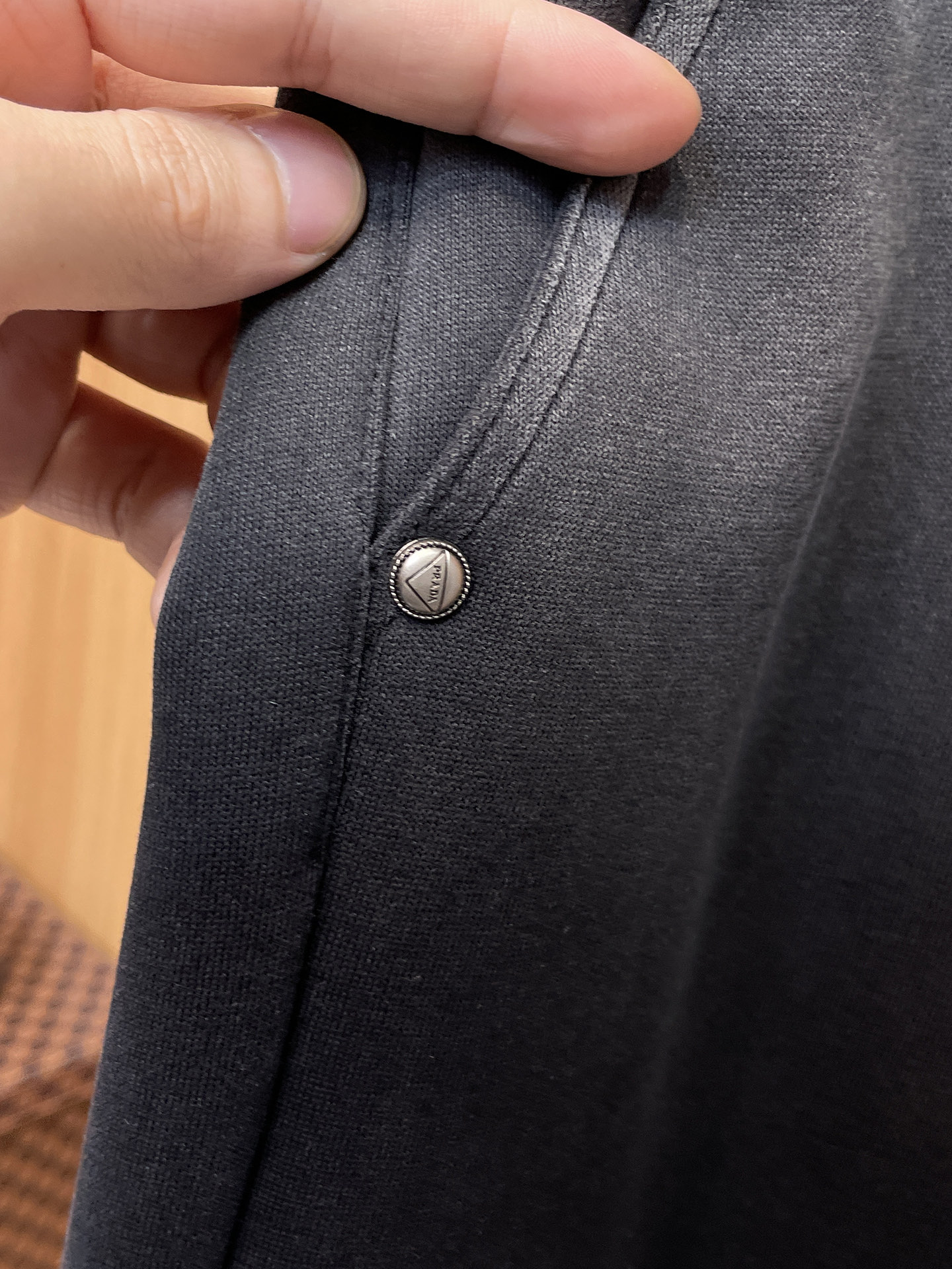 普拉达 顶级货品🐮 🆕2025秋冬新款休闲裤！官网同步发售。品牌经典LOGO休闲裤 ，定制面料，舒适度极