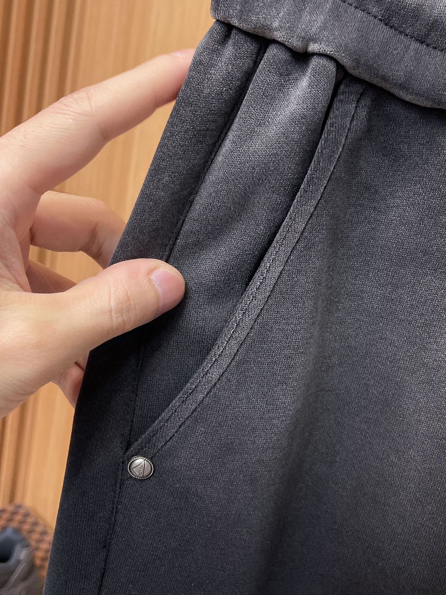 普拉达 顶级货品🐮 🆕2025秋冬新款休闲裤！官网同步发售。品牌经典LOGO休闲裤 ，定制面料，舒适度极