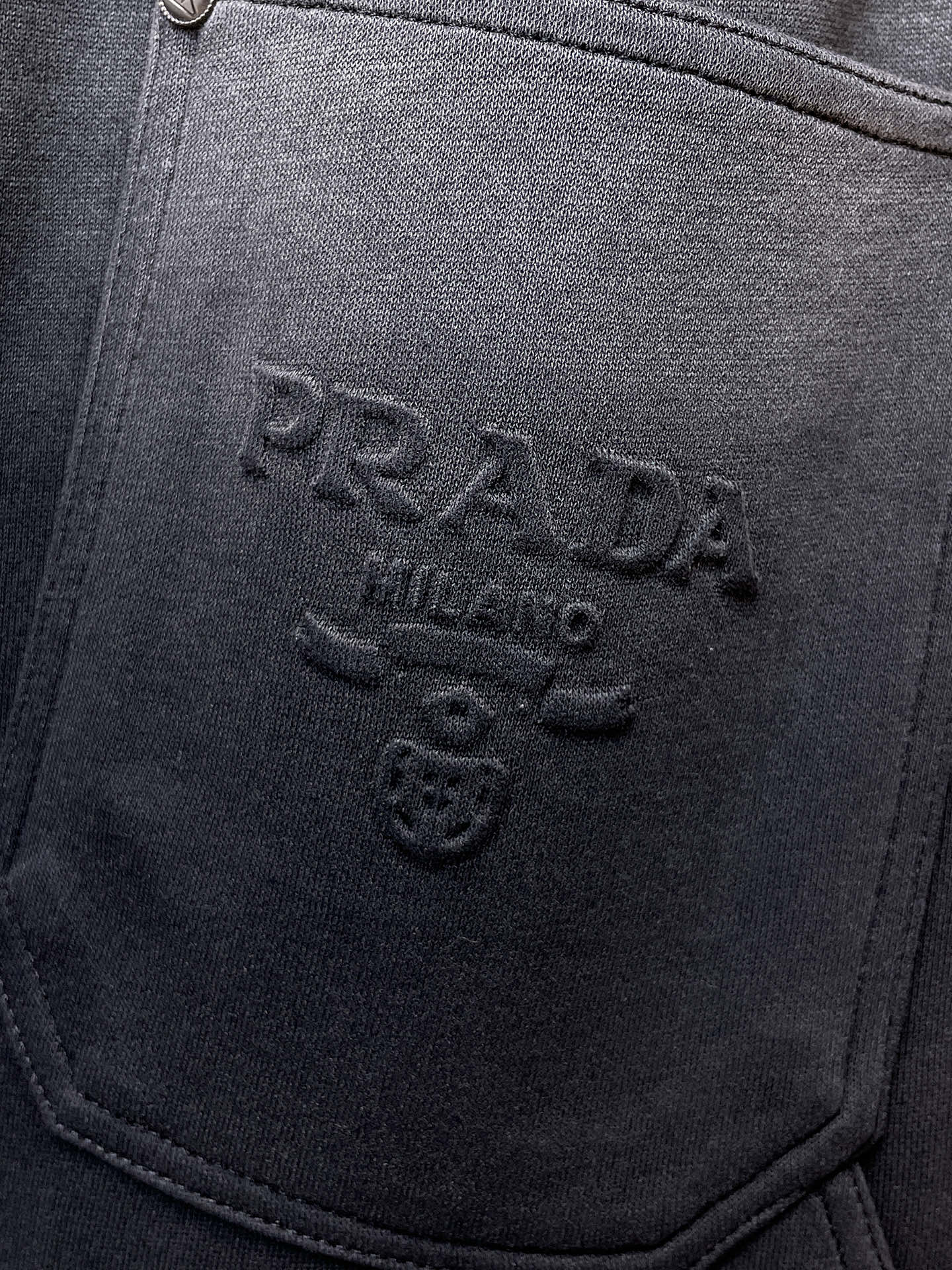 普拉达 顶级货品🐮 🆕2025秋冬新款休闲裤！官网同步发售。品牌经典LOGO休闲裤 ，定制面料，舒适度极